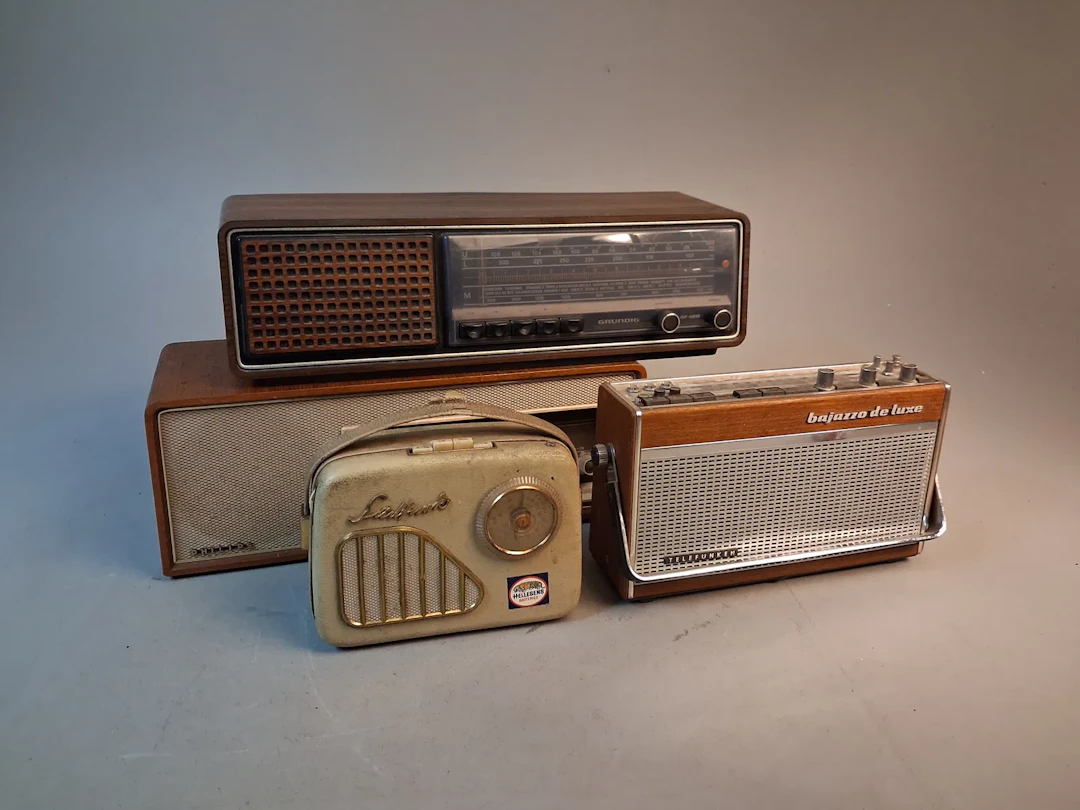 4 Radio apparater. Telefunken, Philips, SUDFUNK. Säljes som prydnader.