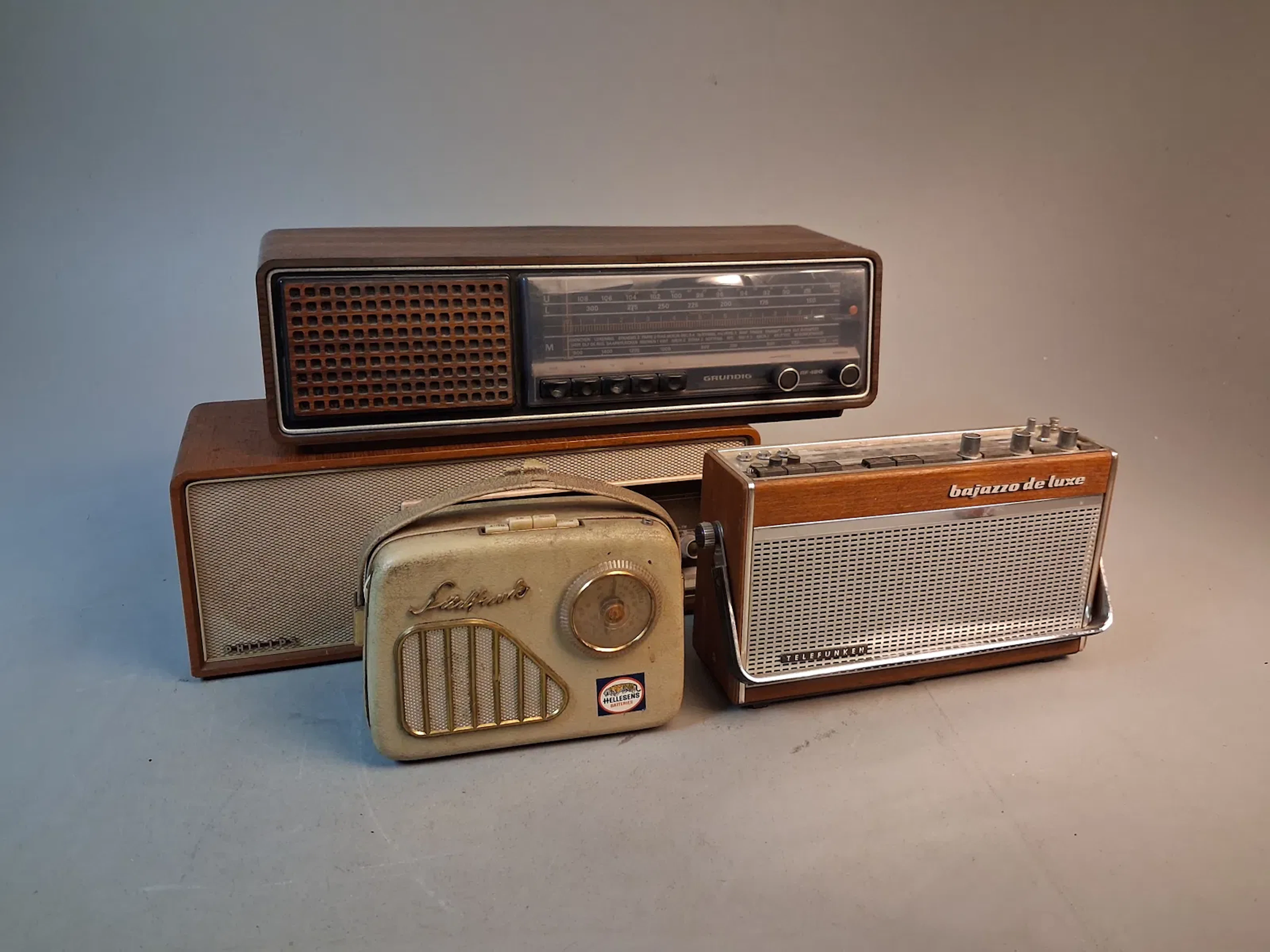 4 Radio apparater. Telefunken, Philips, SUDFUNK. Säljes som prydnader.