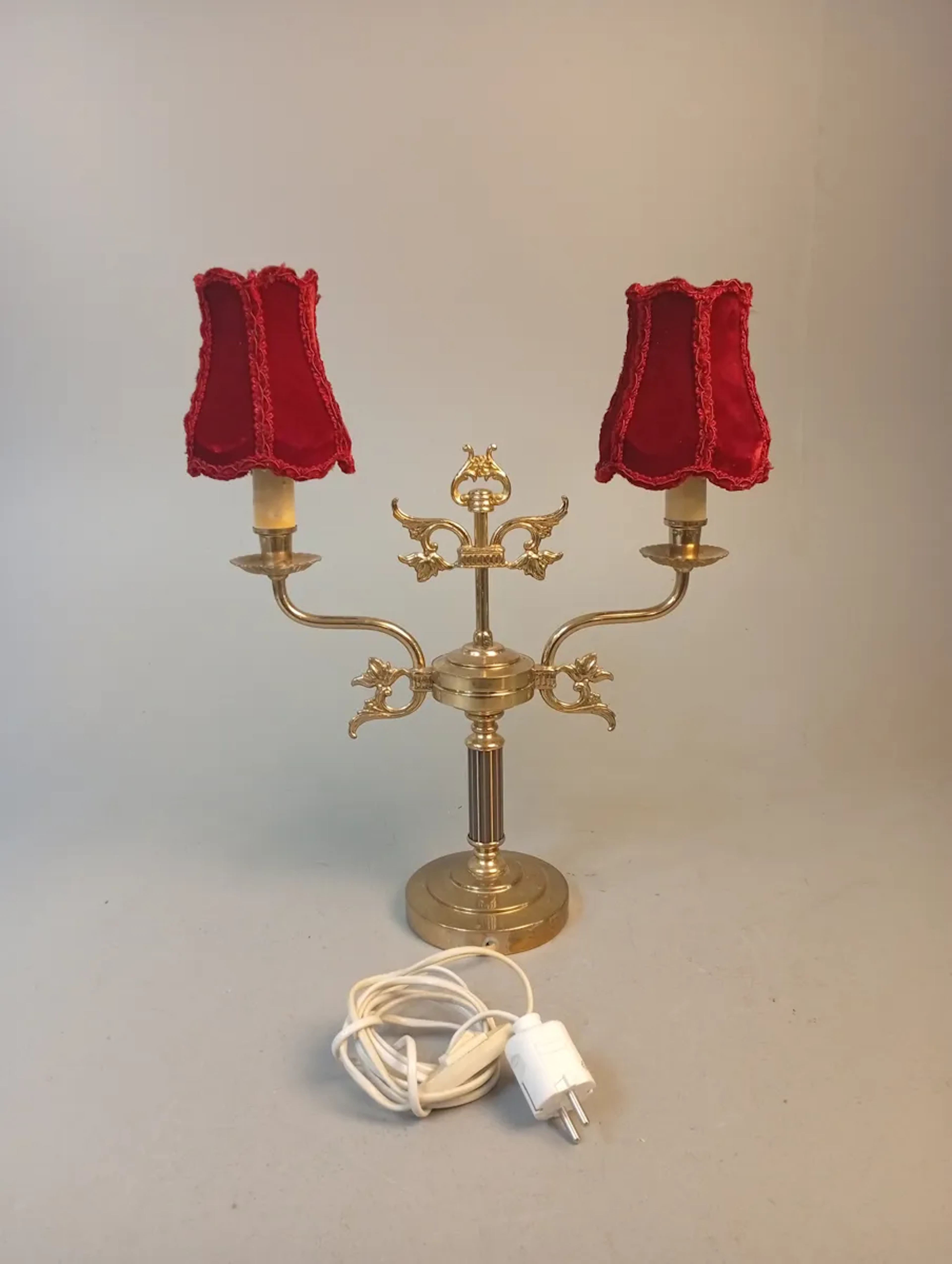 Bordslampa. Mässing, 1900-talet.