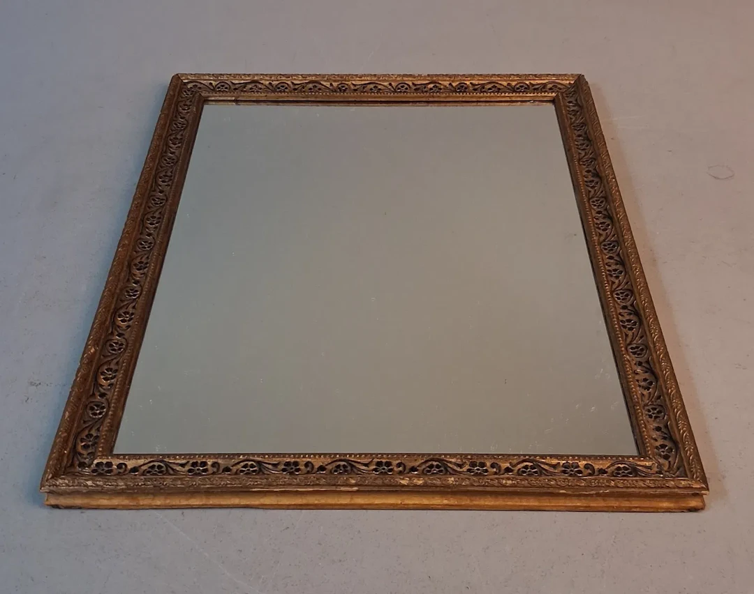 Spegel. Guldmålad ram. 1800/1900-talet.