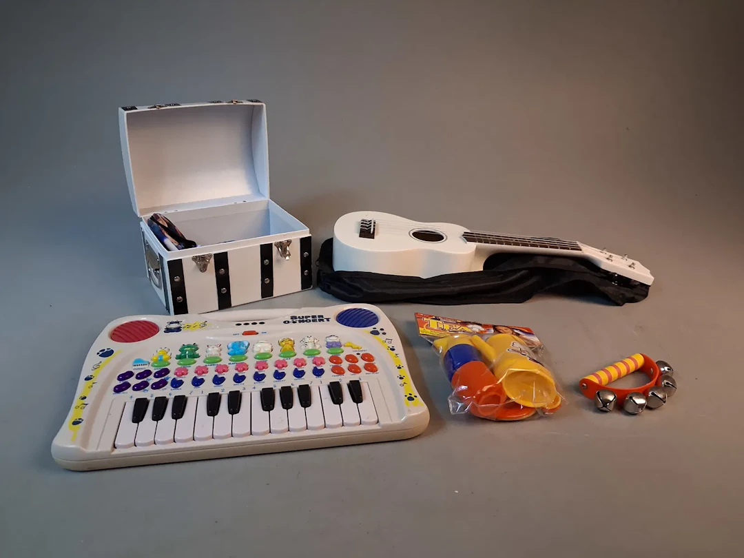 Diverse leksaker. Bl.a spelkulor, Ukulele m.m.