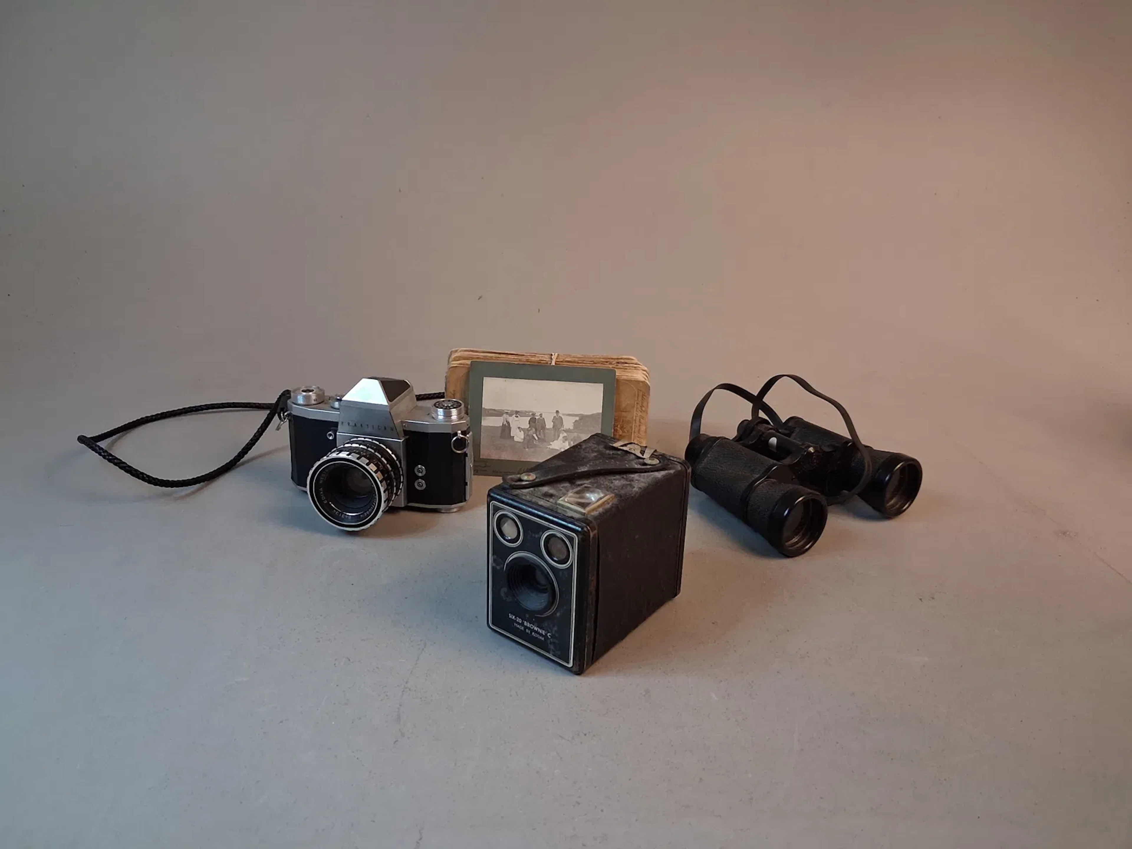 Diverse. Bl.a Praktica, Brownie Kodak & kikare Kennex.