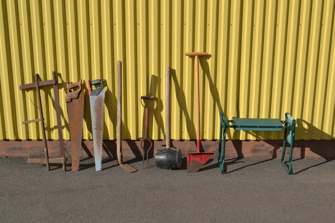 Diverse trädgårdsredskap.