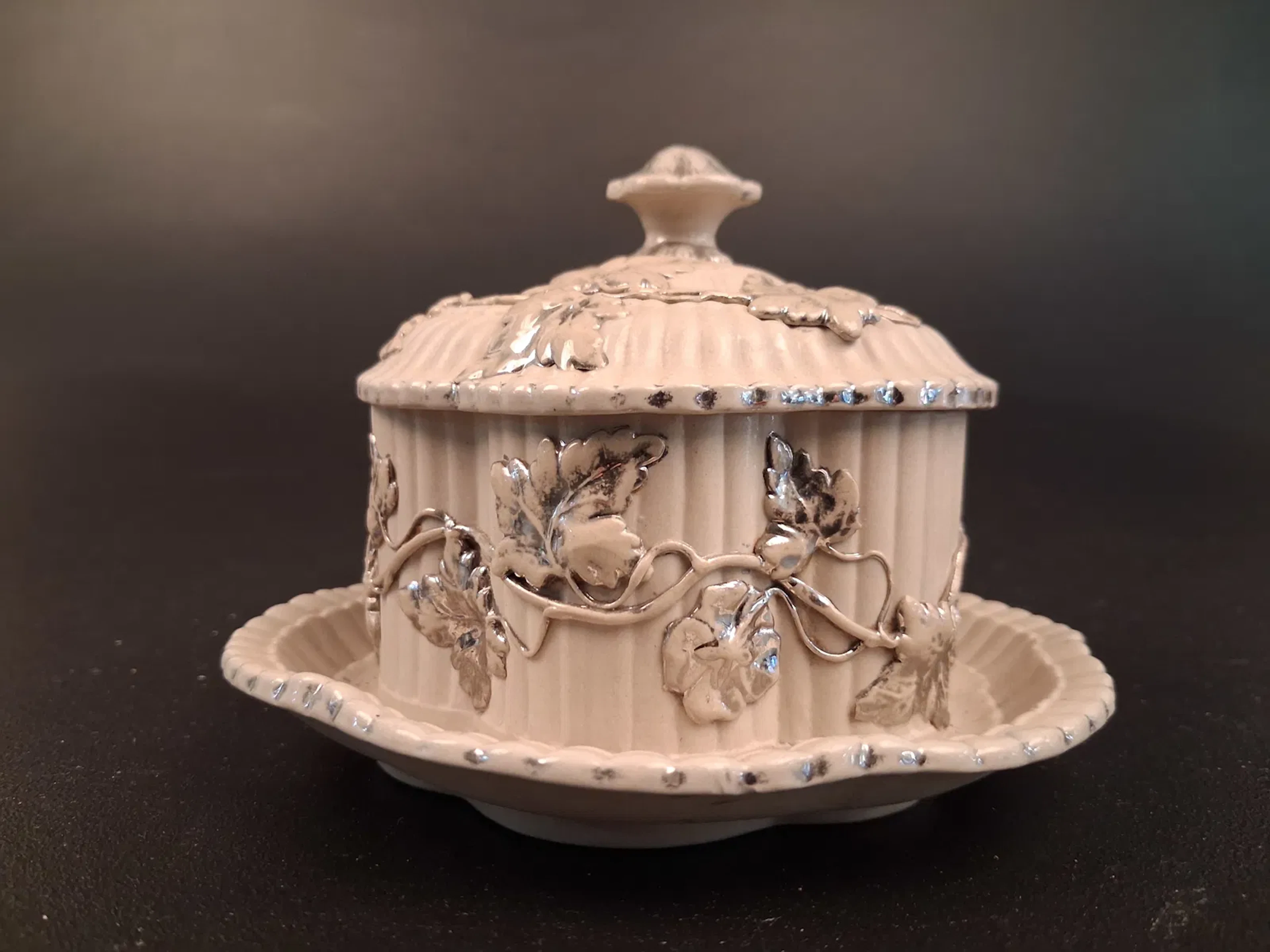 Smörask, stengods. Villeroy & Boch, Mettlach. Tyskland. 1800-tal.