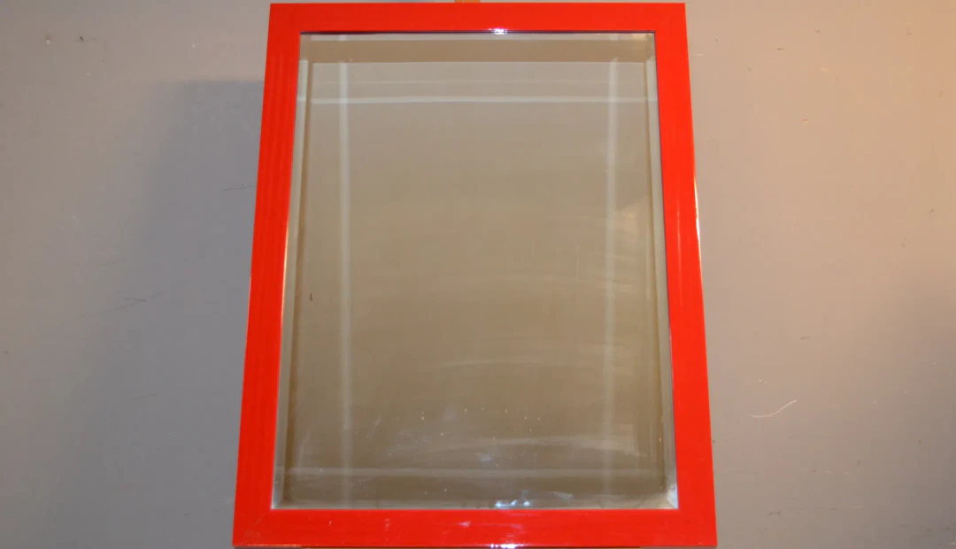 Spegel, Rödlackerat trä, fasettslipat glas.