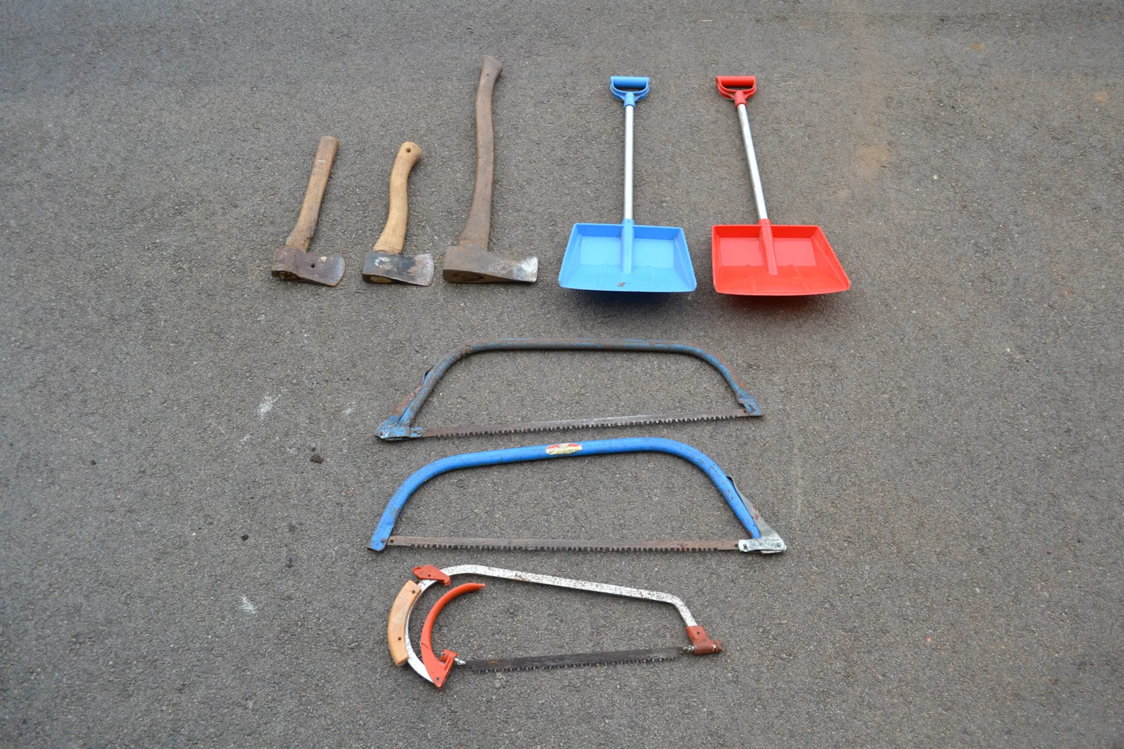 Yxor, sågar & barnspadar.