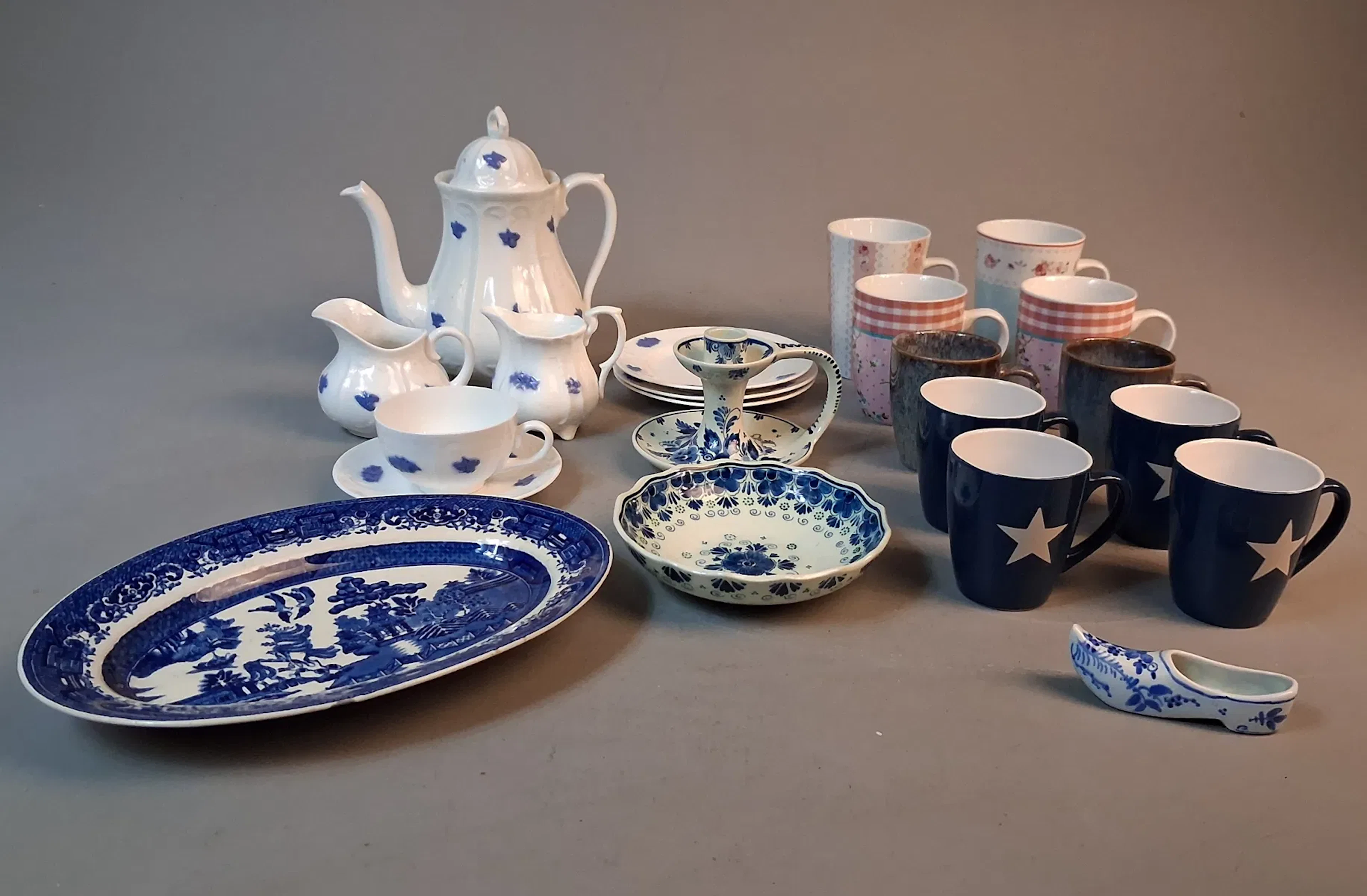 Diverse porslin. Bl.a delar från Blå Blom Gustavsberg.