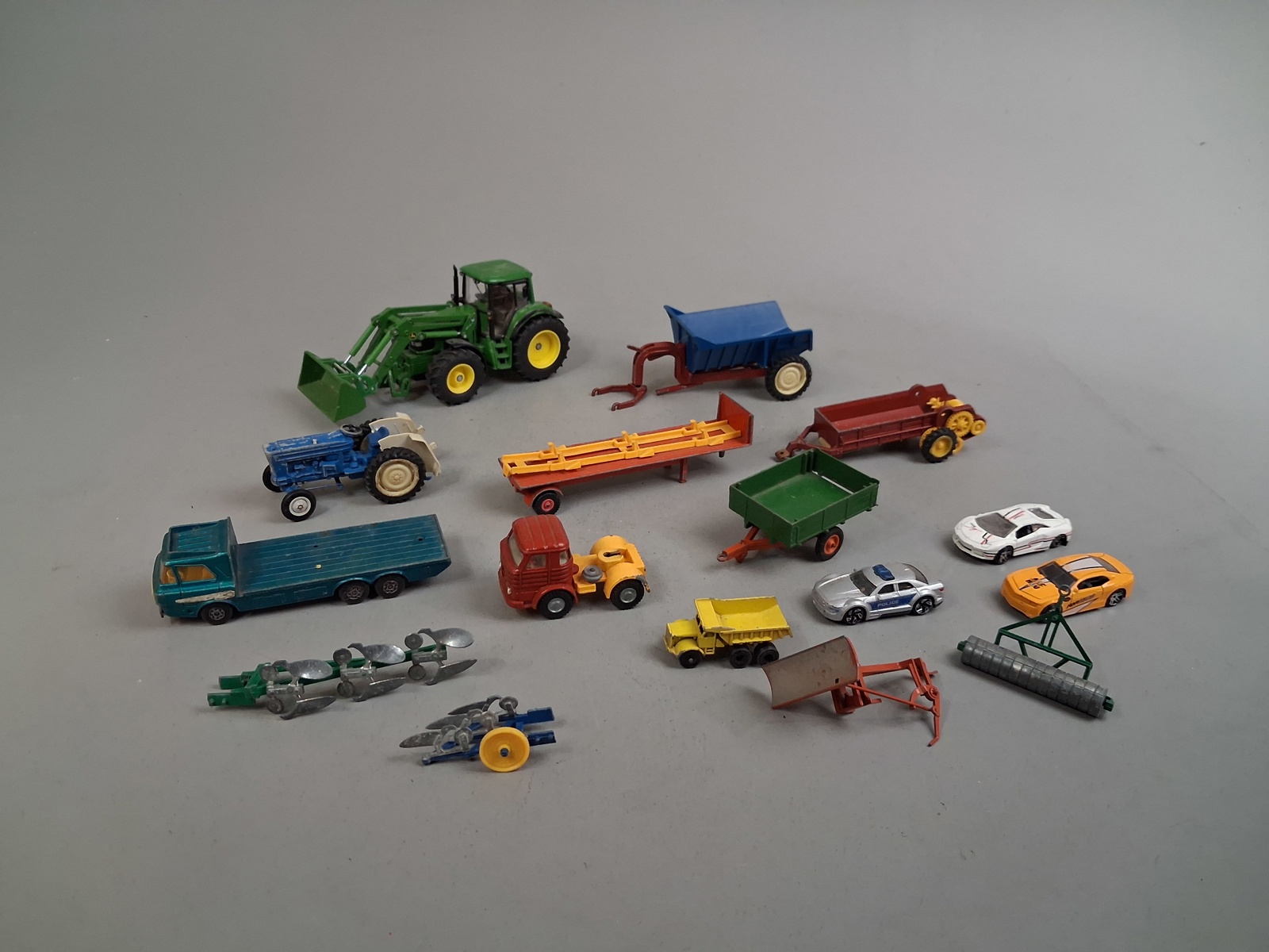 Diverse leksaksbilar, traktor, lastbil m.m.
