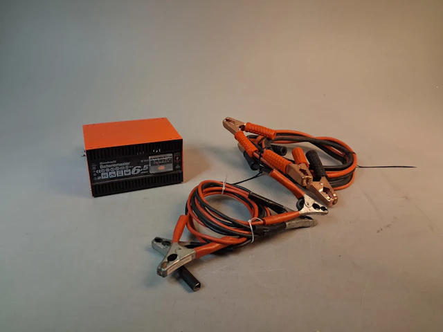 Batteriladdare & 2 par startkablar.