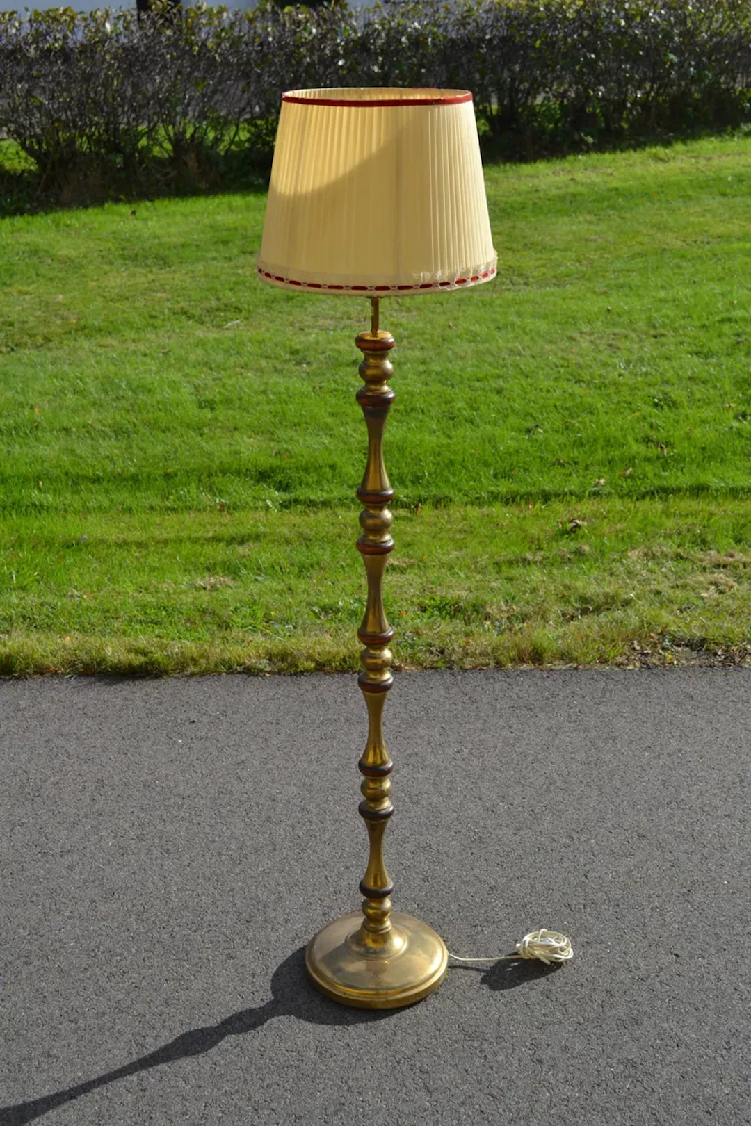Golvlampa. Mässing & trä, 1900-talet.