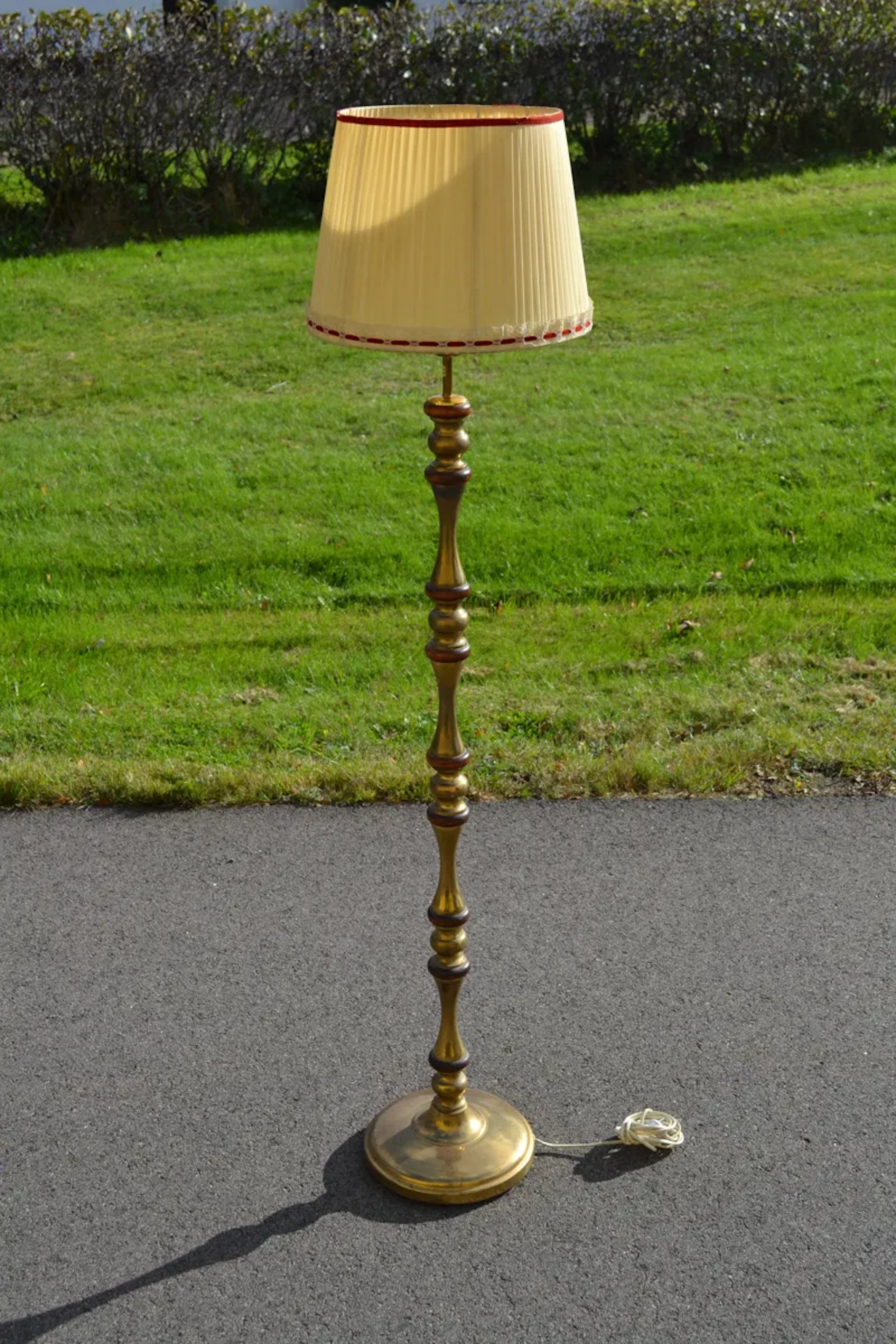 Golvlampa. Mässing & trä, 1900-talet.