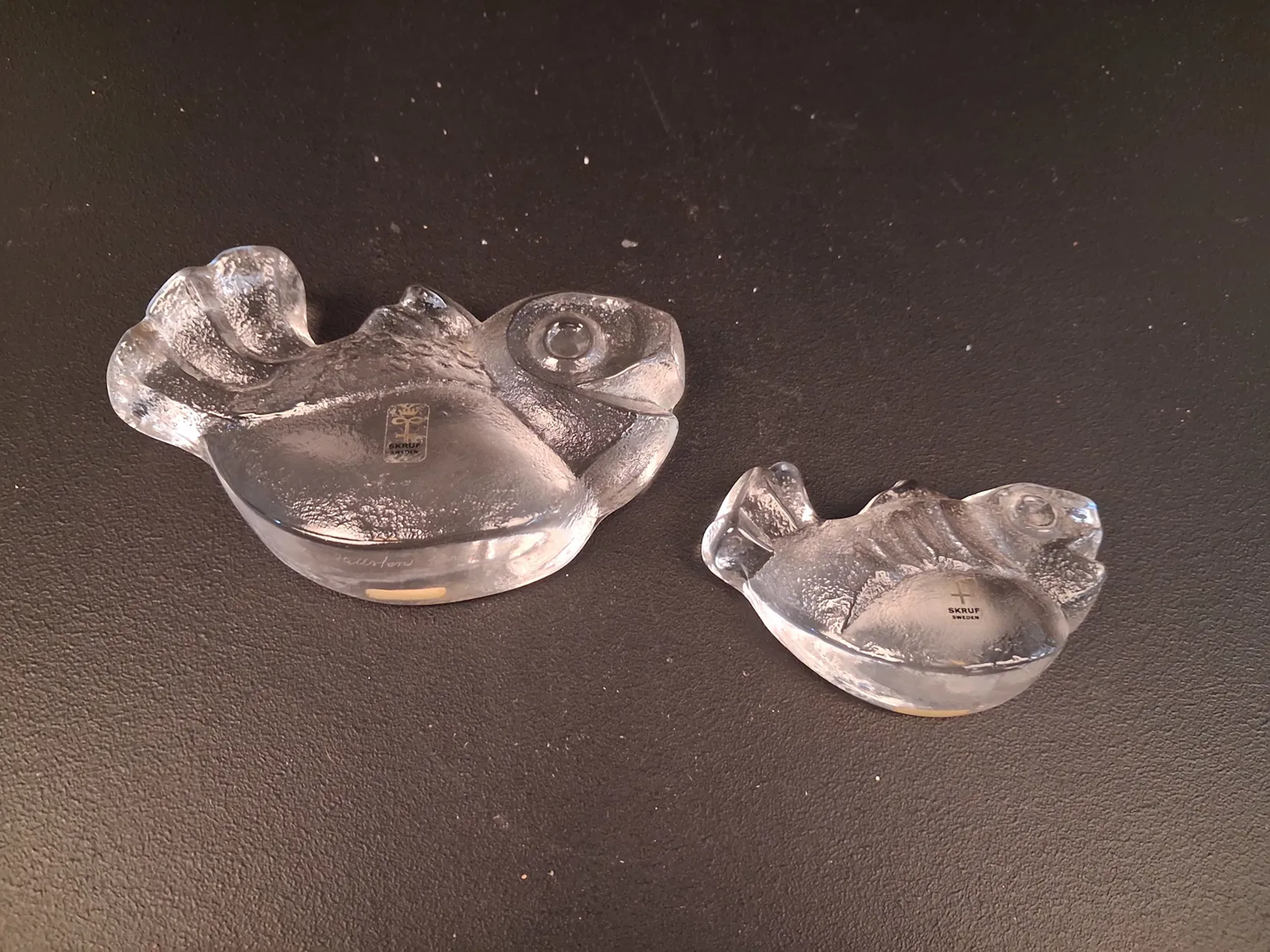 LARS HELLSTEN. 2 Skulpturer, glas, Fiskar, Skruf.