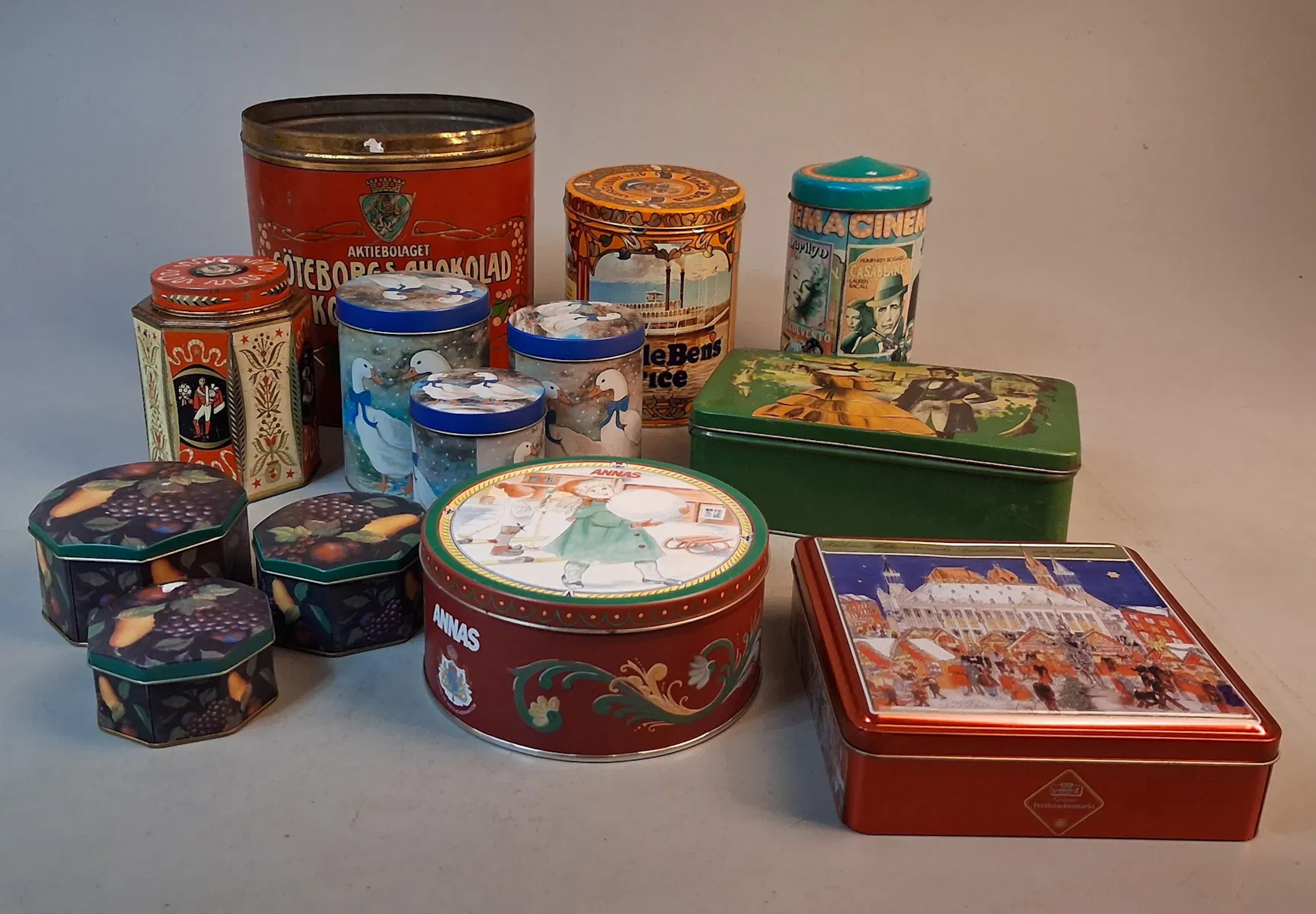 Diverse plåtburkar. Aktiebolaget, Göteborgs Chokolad & Konfekt fabrik.