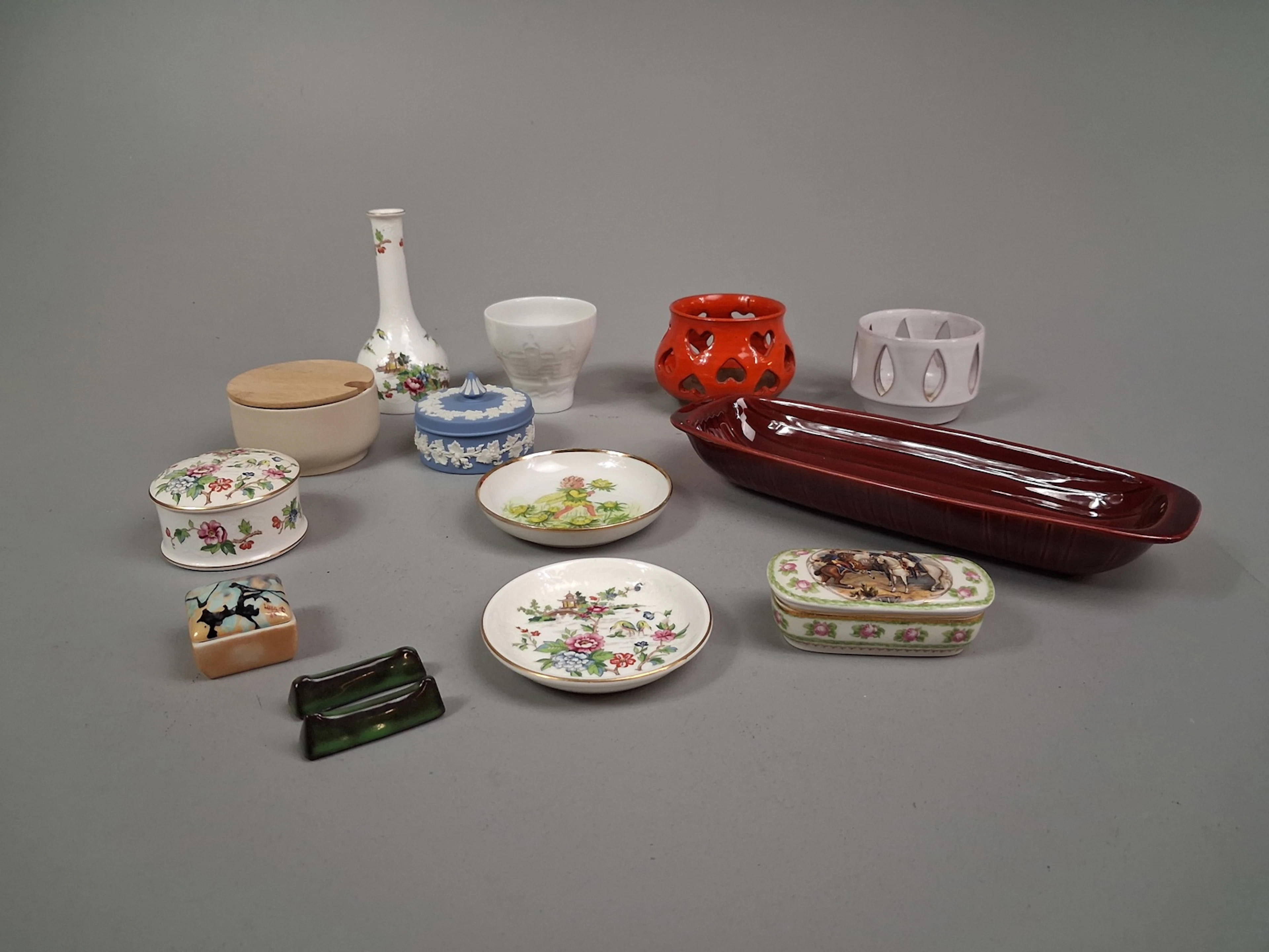 Diverse porslin & keramik. Bl.a Staffordshire, Wedgwood, JIE m.m.