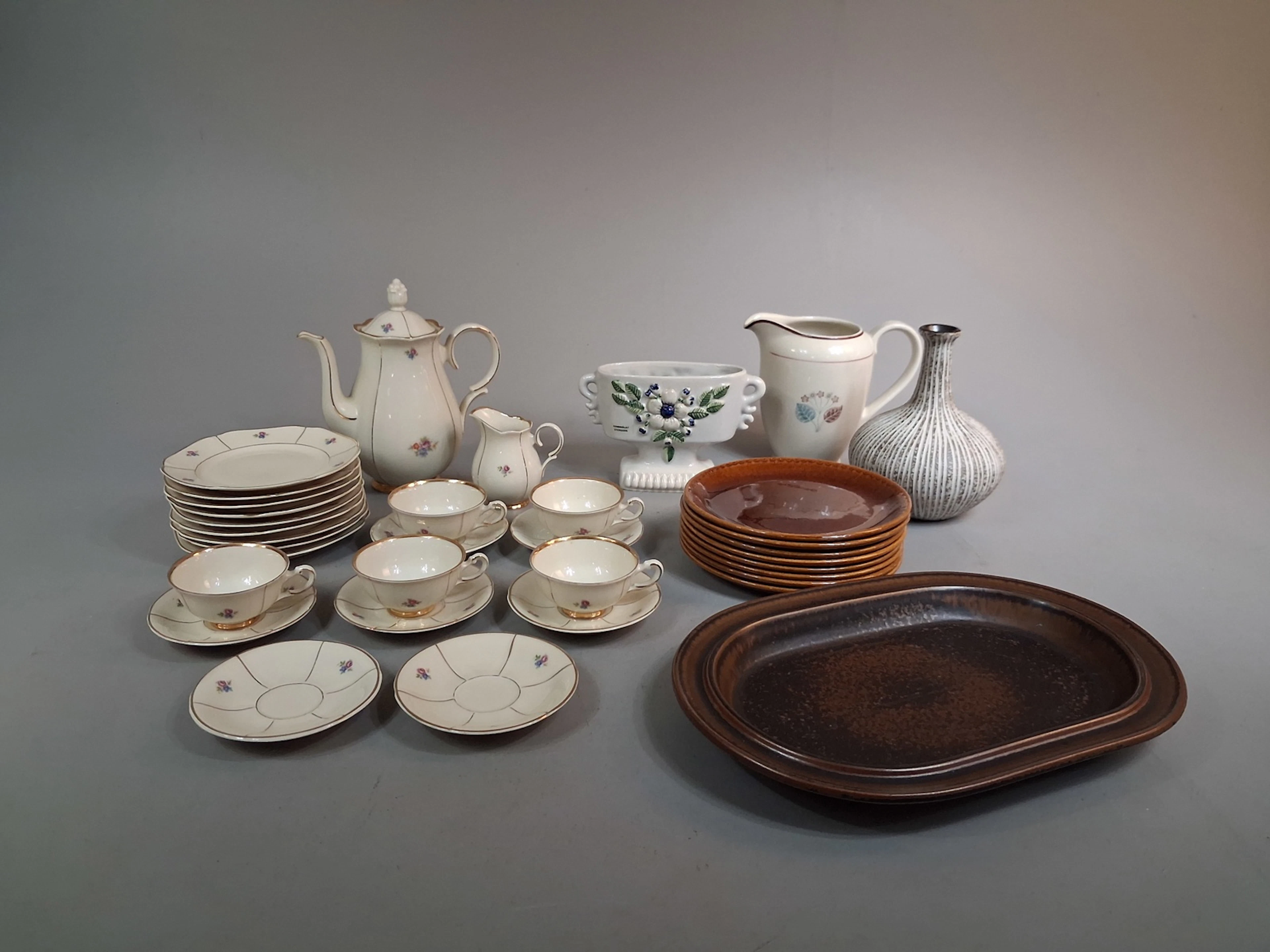 Diverse porslin & keramik. Bl.a Arabia, Karlskrona, Deco m.m.