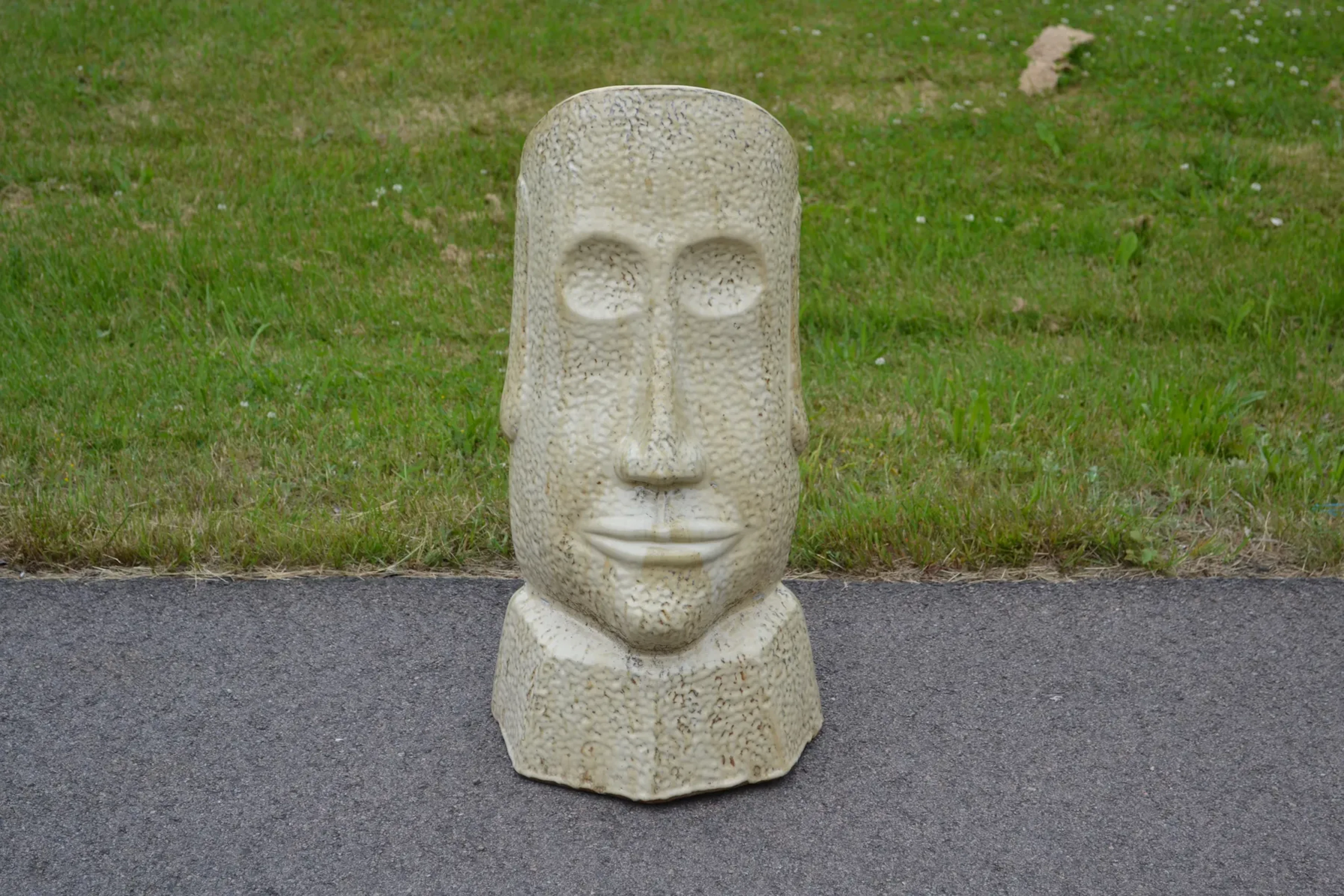 Trädgårdsskulptur. Moai-stil, Betong, samtida.