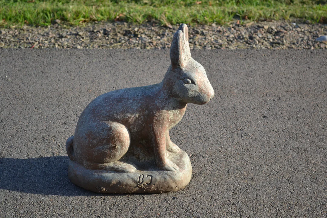 Trädgårdsskulptur. "Hare", Betong, signerad B.J.