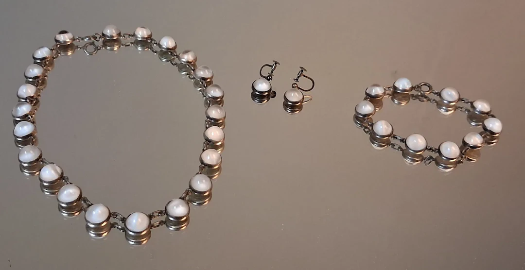 Collier, armband & örhängen, 1 par, silver med Cabochslipade månstenar