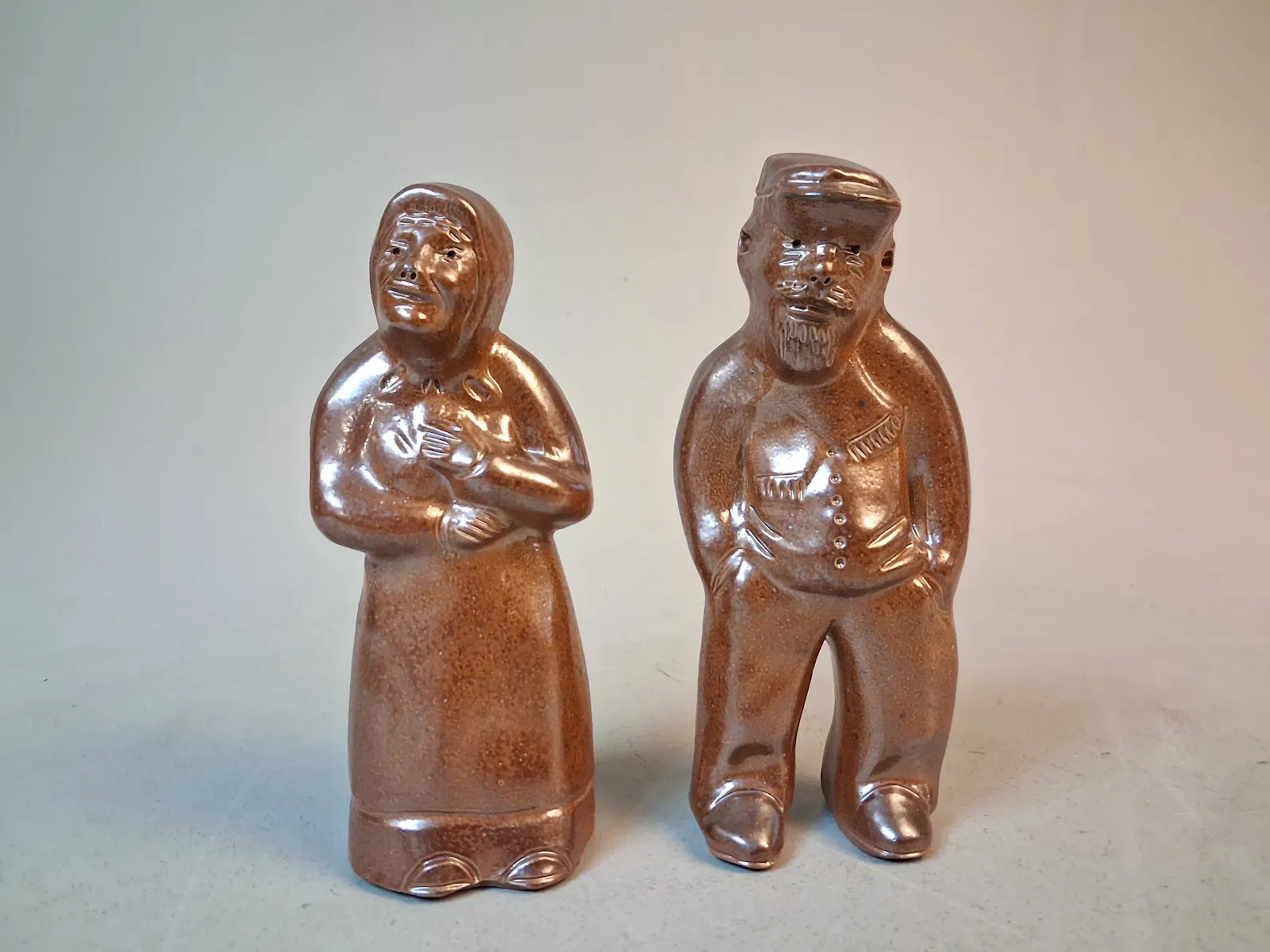 KARL PERSSON. 2 figuriner, saltglaserat, Höganäs.