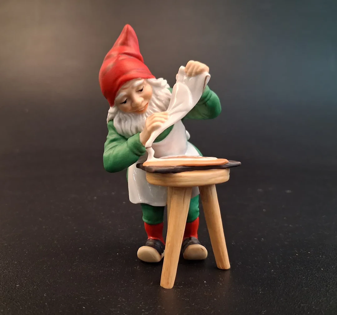 LARS CARLSSON. "Tomte som spritsar pepparkaka". Fyrklövern.