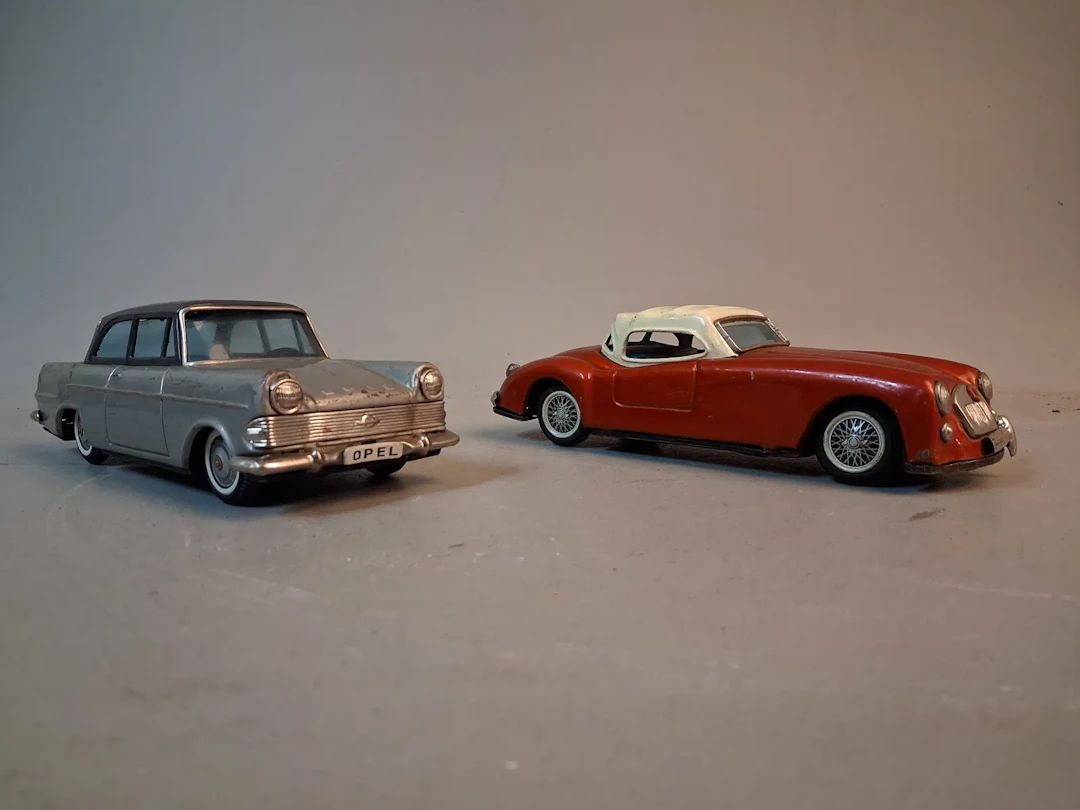 2 Plåtbilar. Opel Rekord & MGA, Japan.