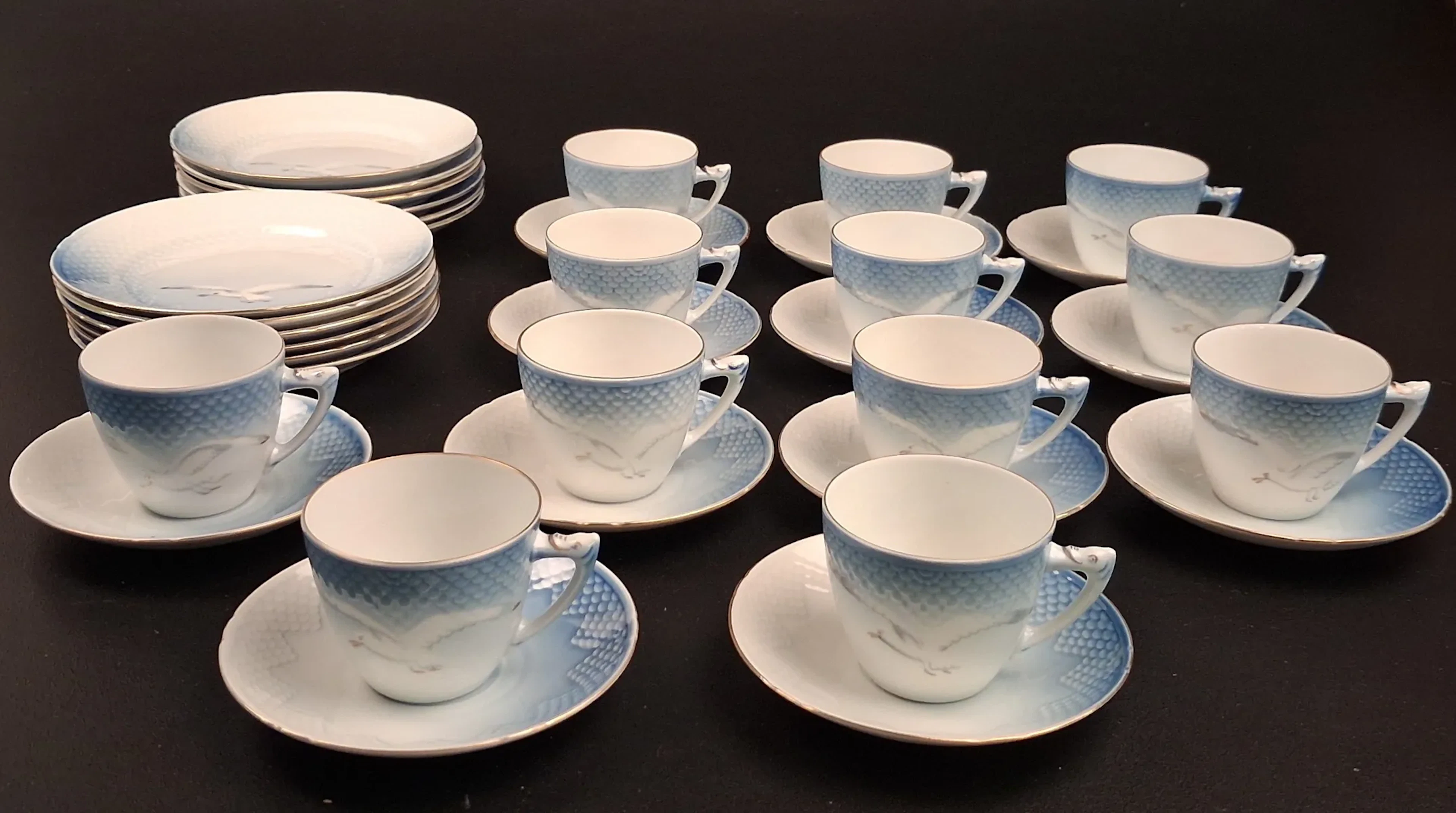 BING & GRÖNDAHL. 12 Kaffekoppar med fat & 12 assietter "Blå Måsen".