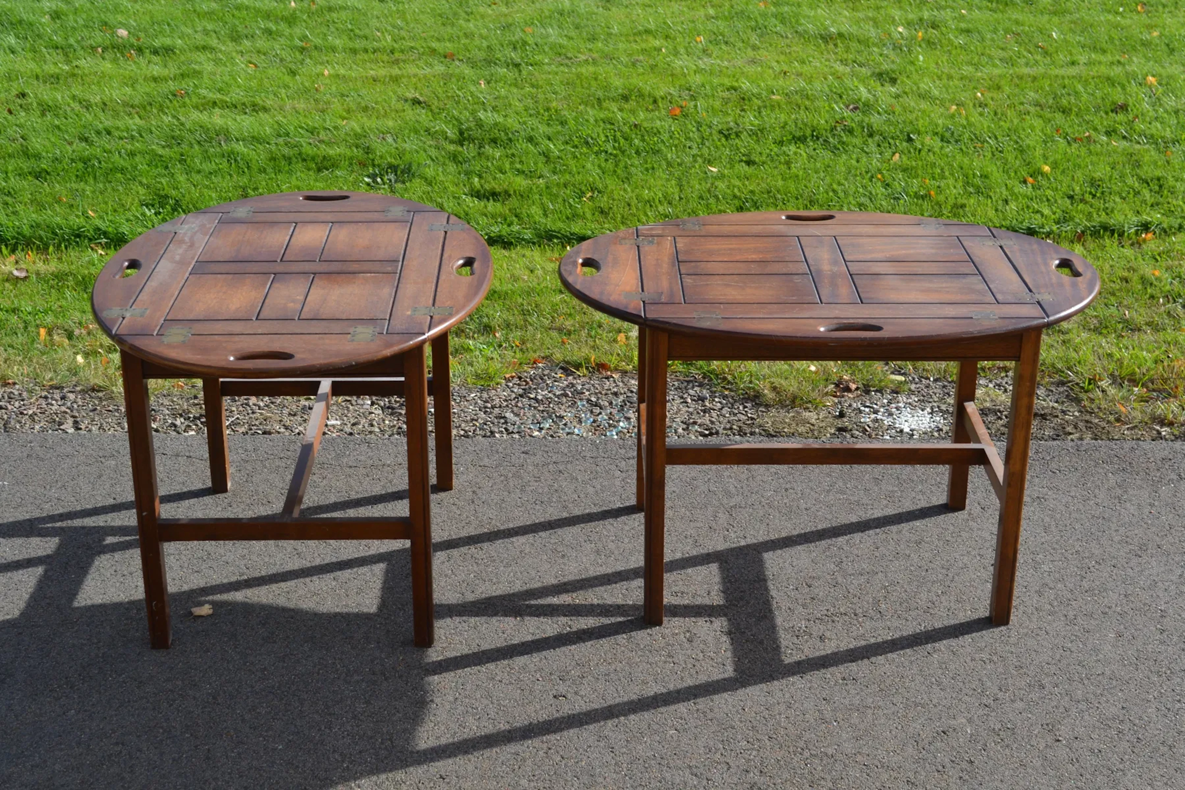 2 Soffbord. "Butlers Tray", 1900-talet.
