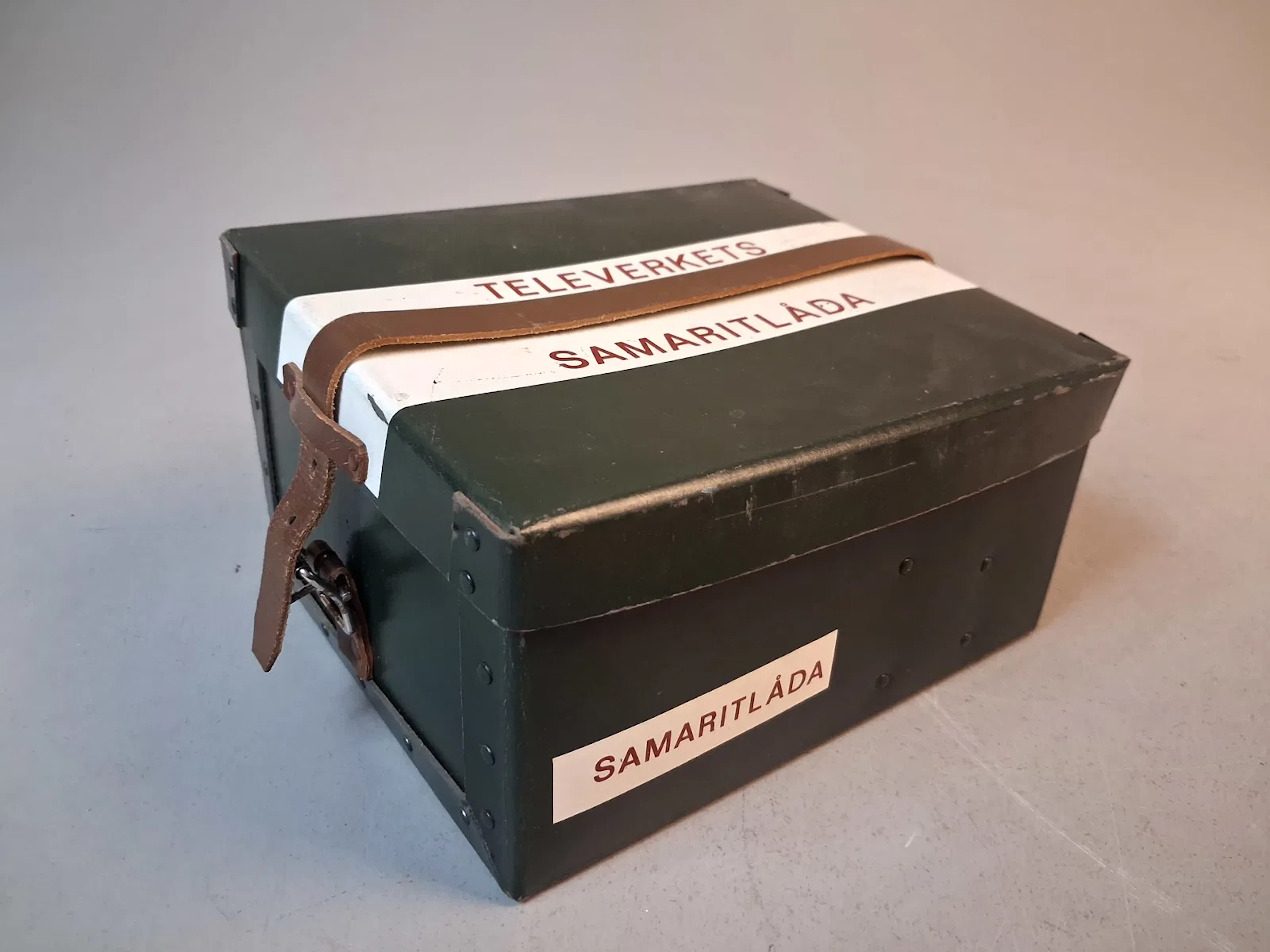 Televerkets samaritlåda. Mitten till senare hälft av 1900-talet. "Första