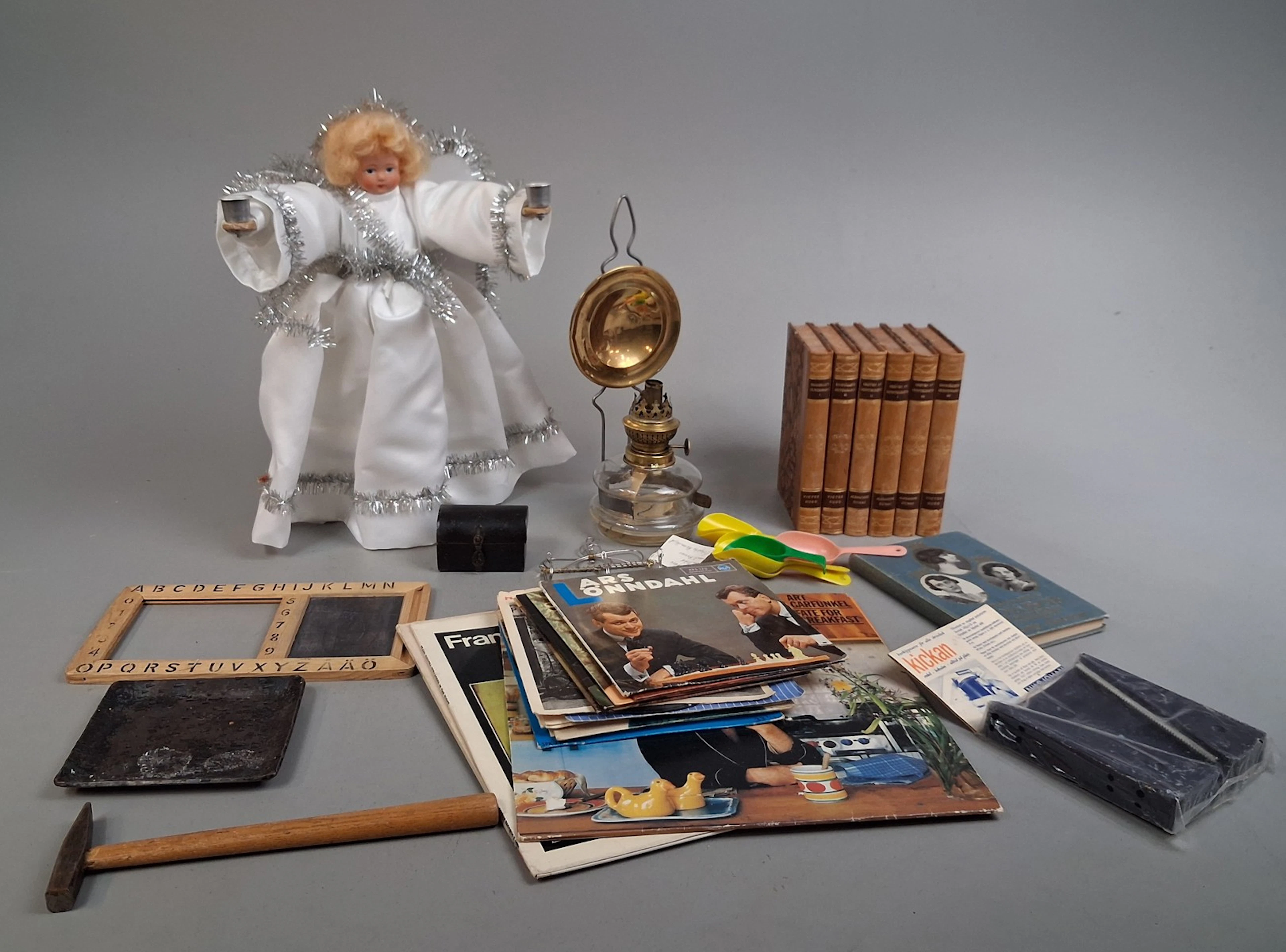 Diverse. Bl.a Fotogenlykta, Böcker Greven av Montecristo, Vinylskivor m.m.