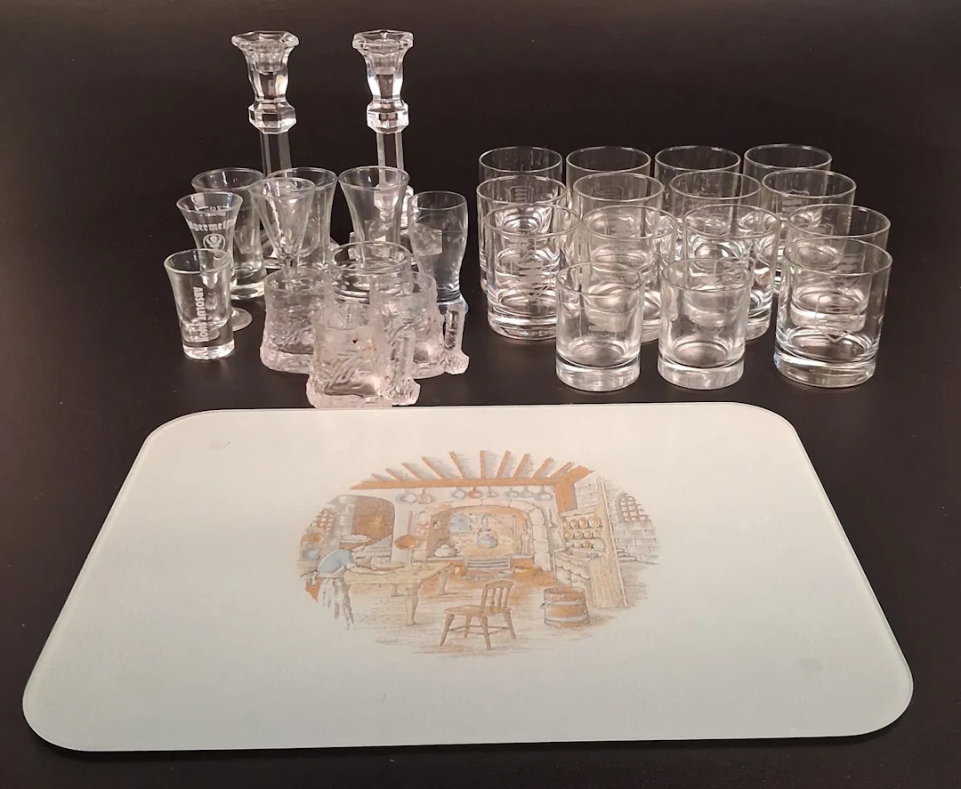 Diverse spritglas, bricka & ljusstakar.