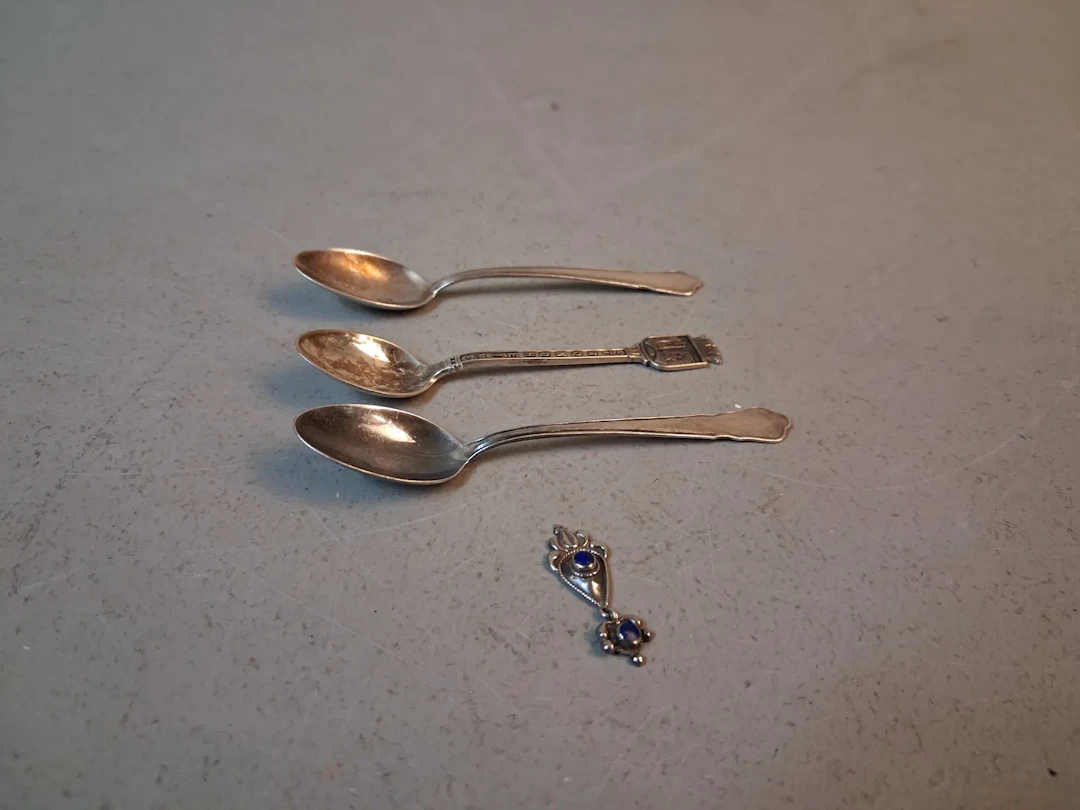 3 Skedar & hänge, silver, 33gram.