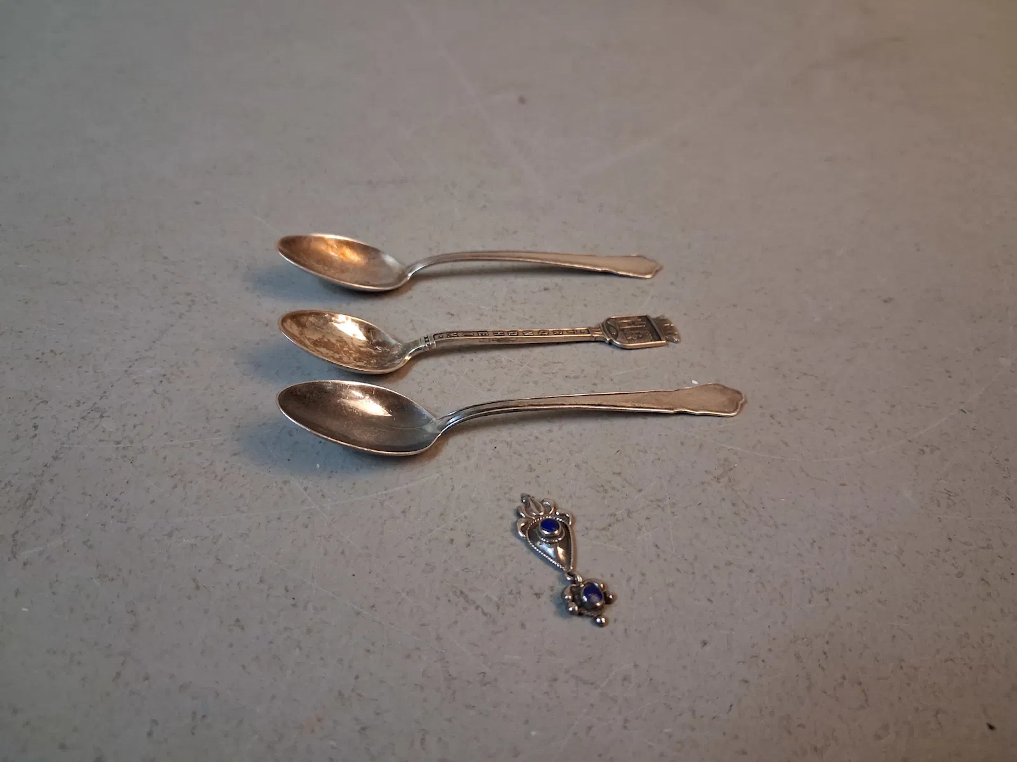 3 Skedar & hänge, silver, 33gram.