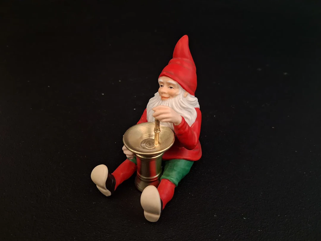 LARS CARLSSON. "Tomte med mortel", Fyrklövern.
