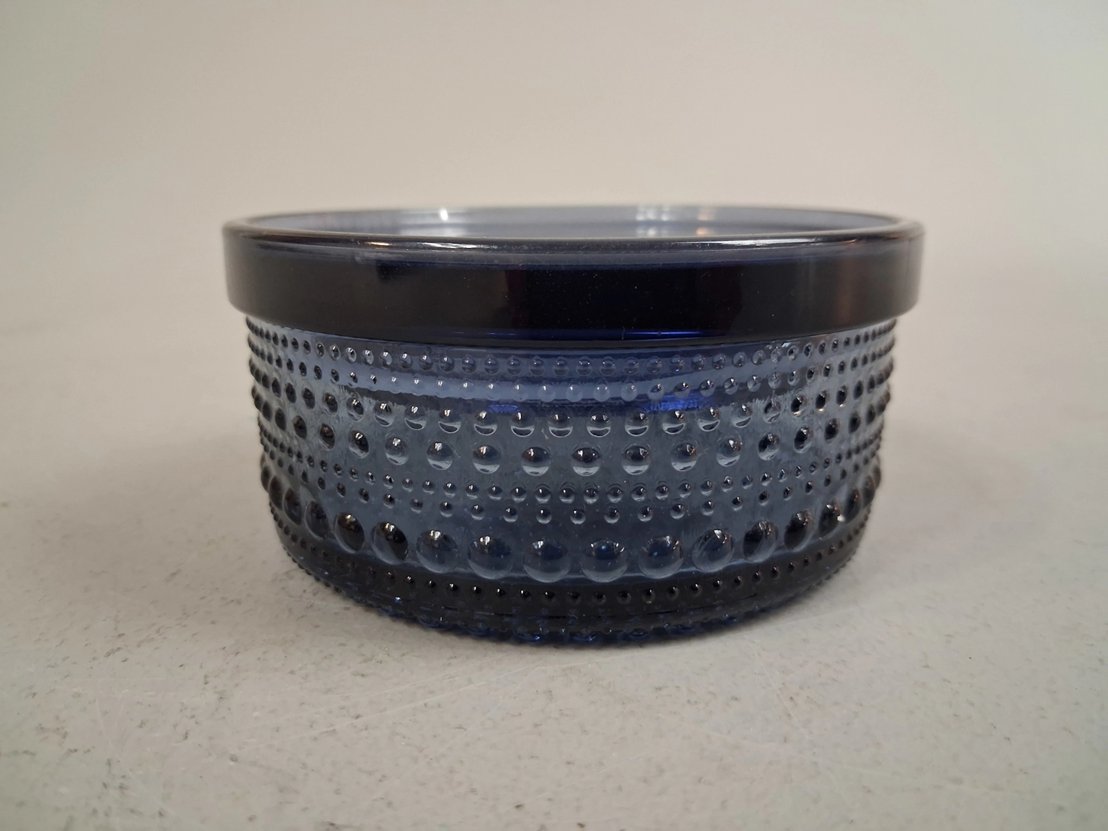 OIVA TOIKKA. Burk med lock, "Kastehelmi", Iittala.
