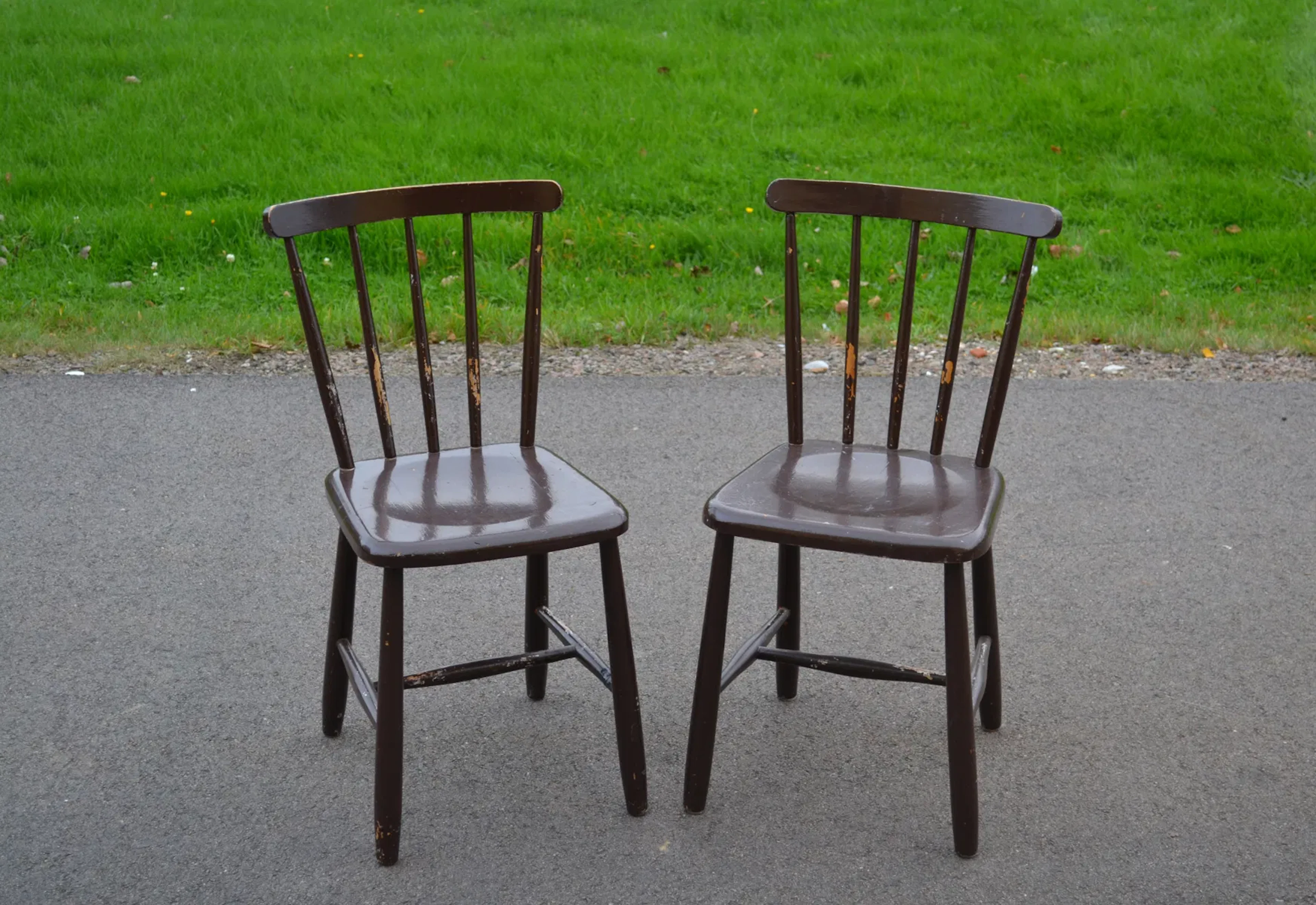 2 Pinnstolar. Bemålade, 1900-talet.
