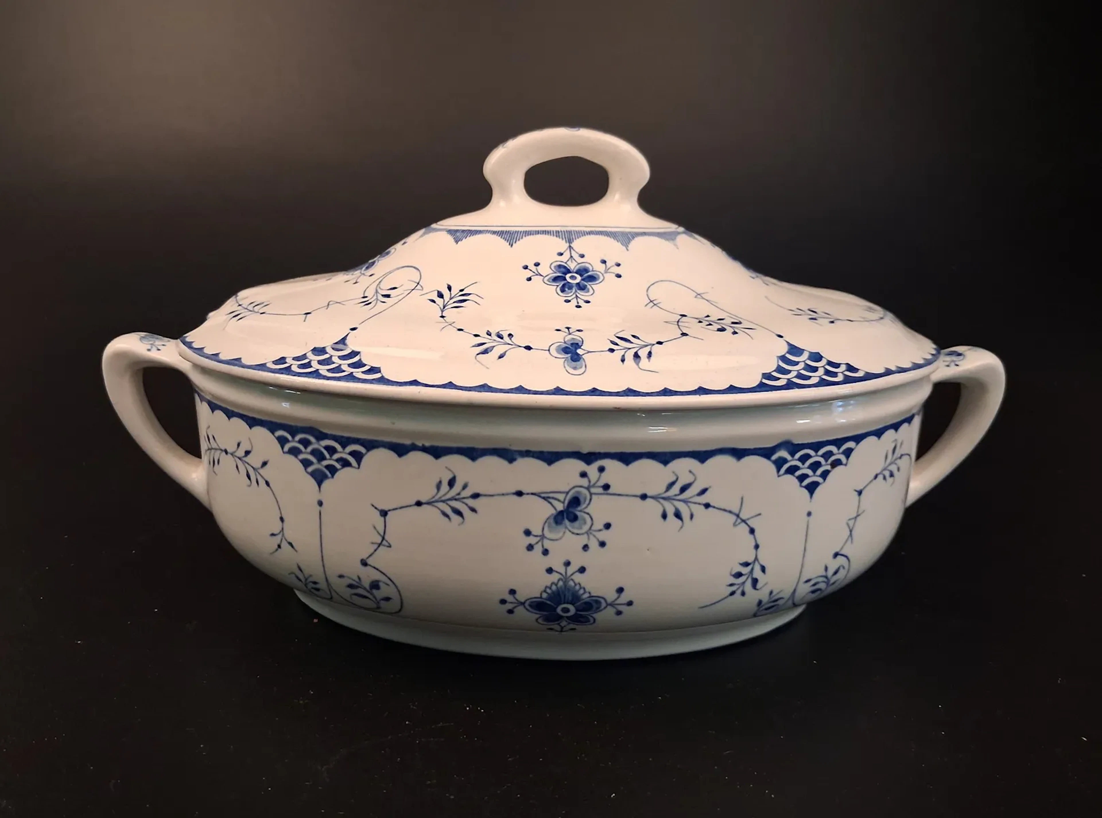 Soppterrin. Musselmalet dekor, Jugendstil, Villeroy & Bosch.