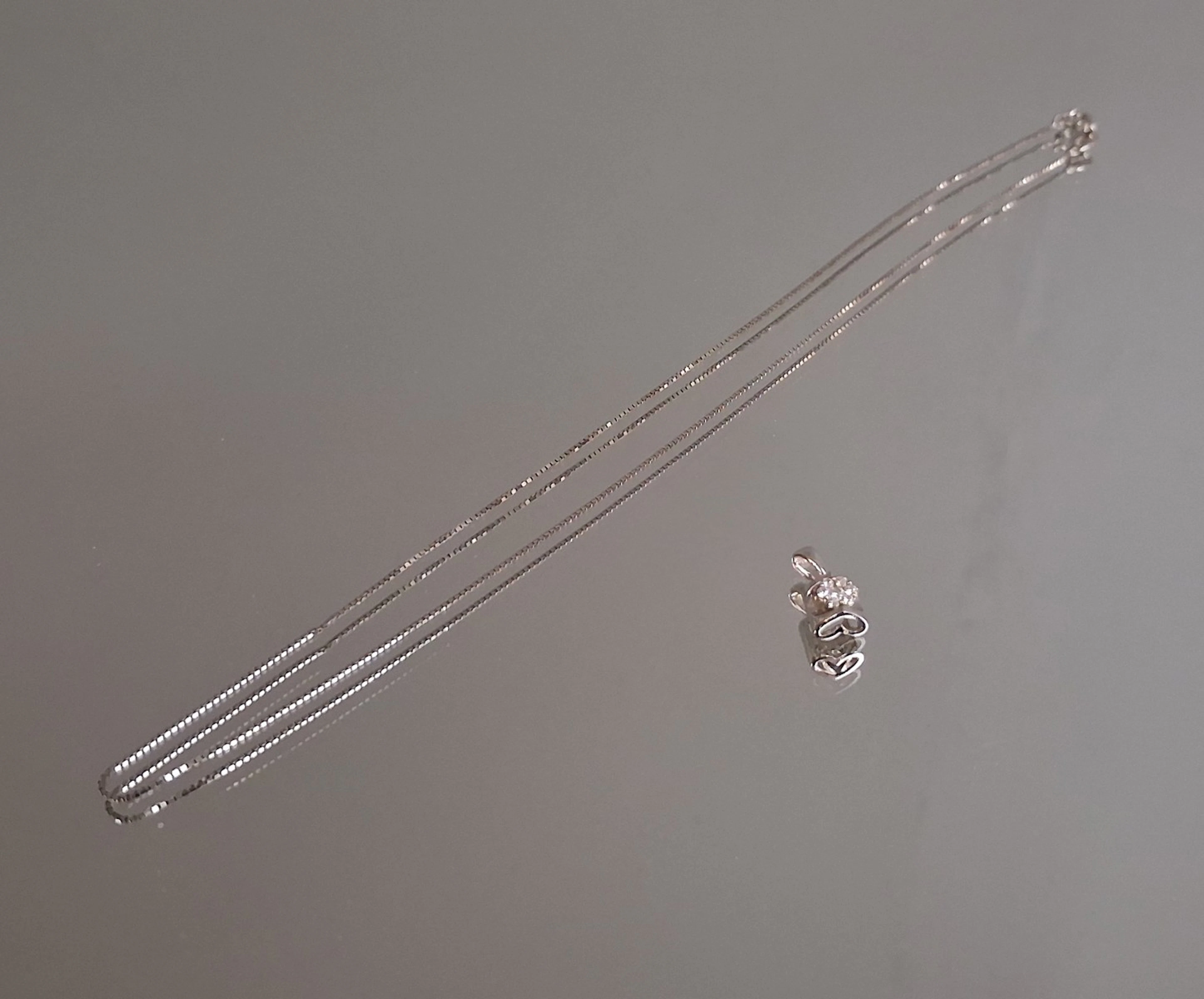 Halsbands hänge, 18K vitguld med smaragder, 1,79gram samt halskedja