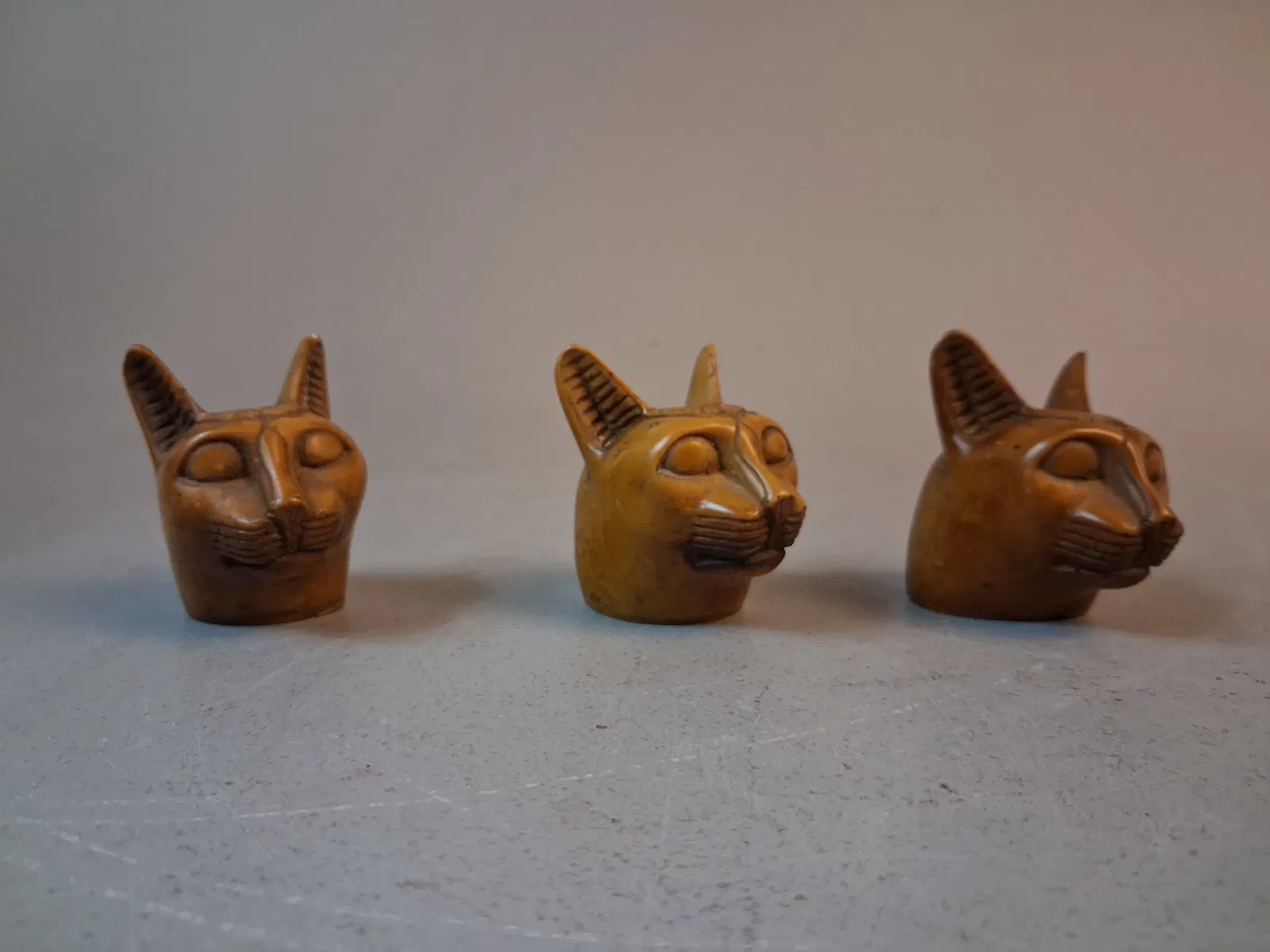 3 Bokstöd, egyptian katt. Konstmassa