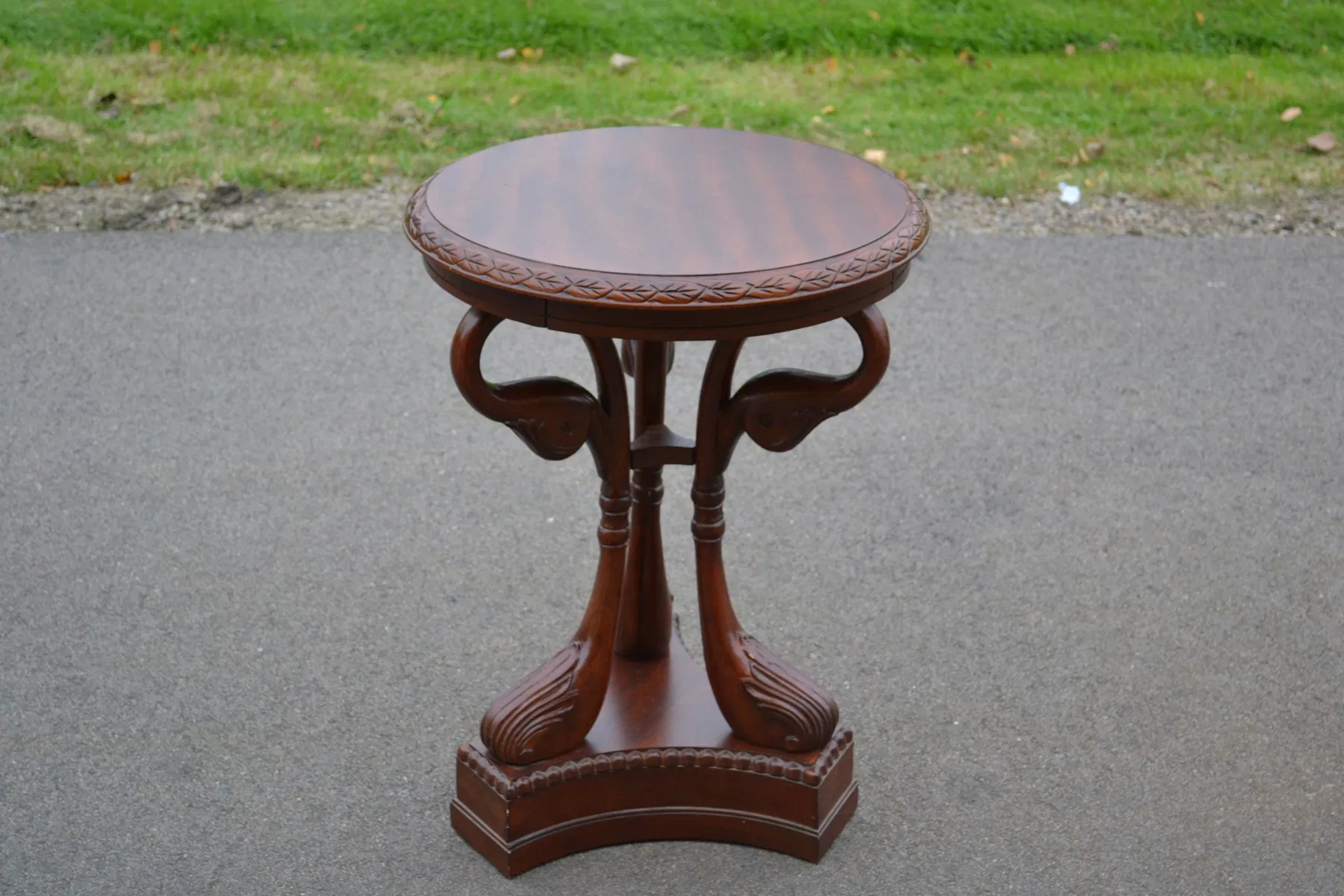 Sidobord/pelarbord. Mahogny med dekor av svanar. 1900/2000-talet.