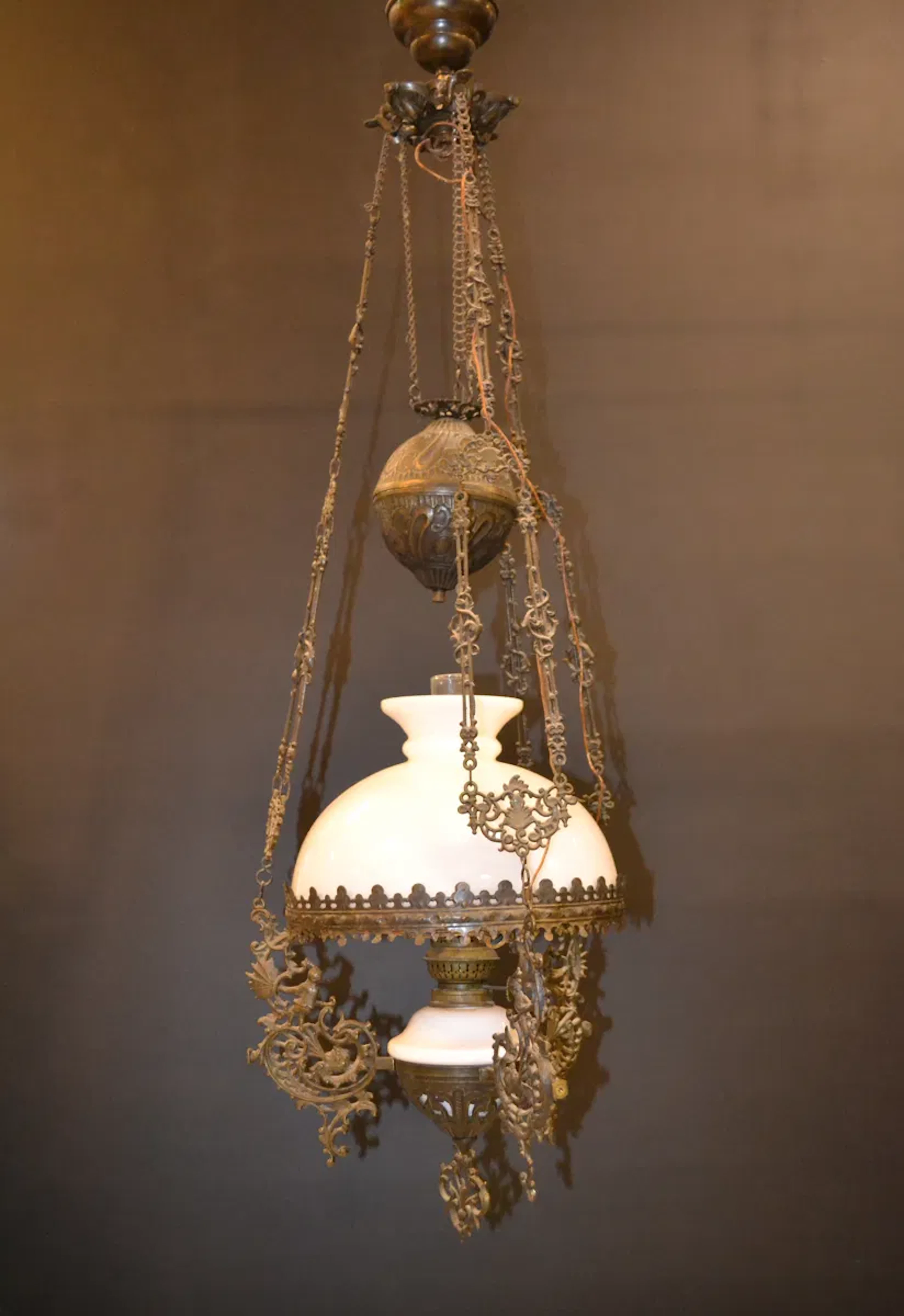 Takfotogenlampa. Majolika, elektrifierad, 1900-talet.
