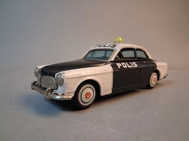 Polisbil. Plåt, Volvo 121 Amazon, Japan.