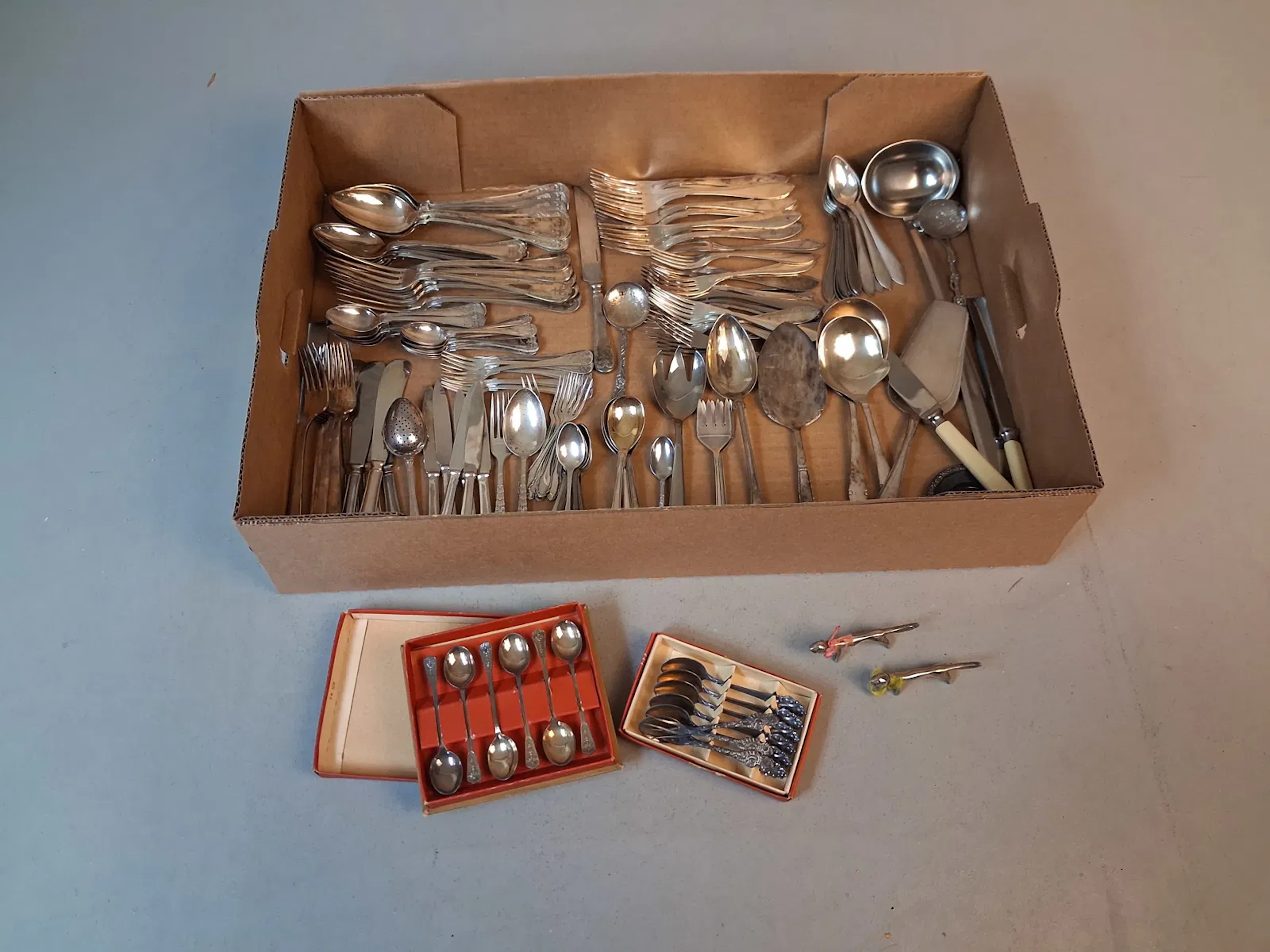 Diverse bestick. Bl.a nysilver.