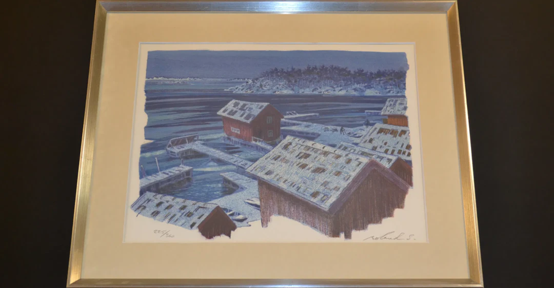 ROLAND SVENSSON. Färglitografi, "Vinterskymning i Sandhamn", signerad