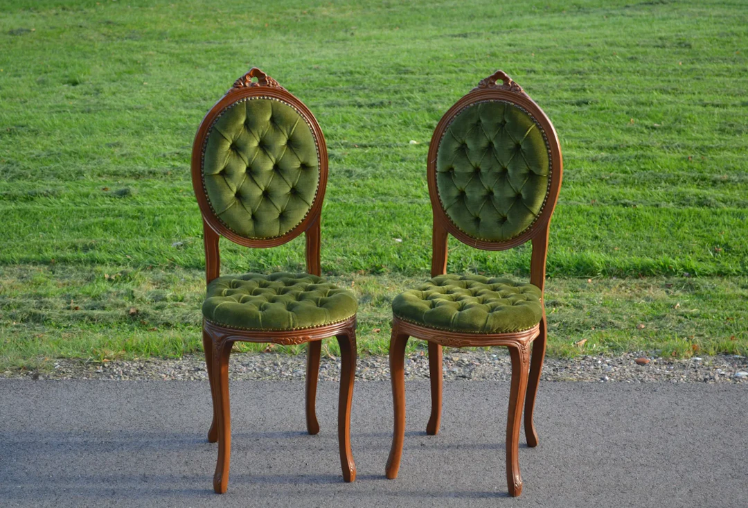 2 Stolar. Rokokostil, 1900-talet.