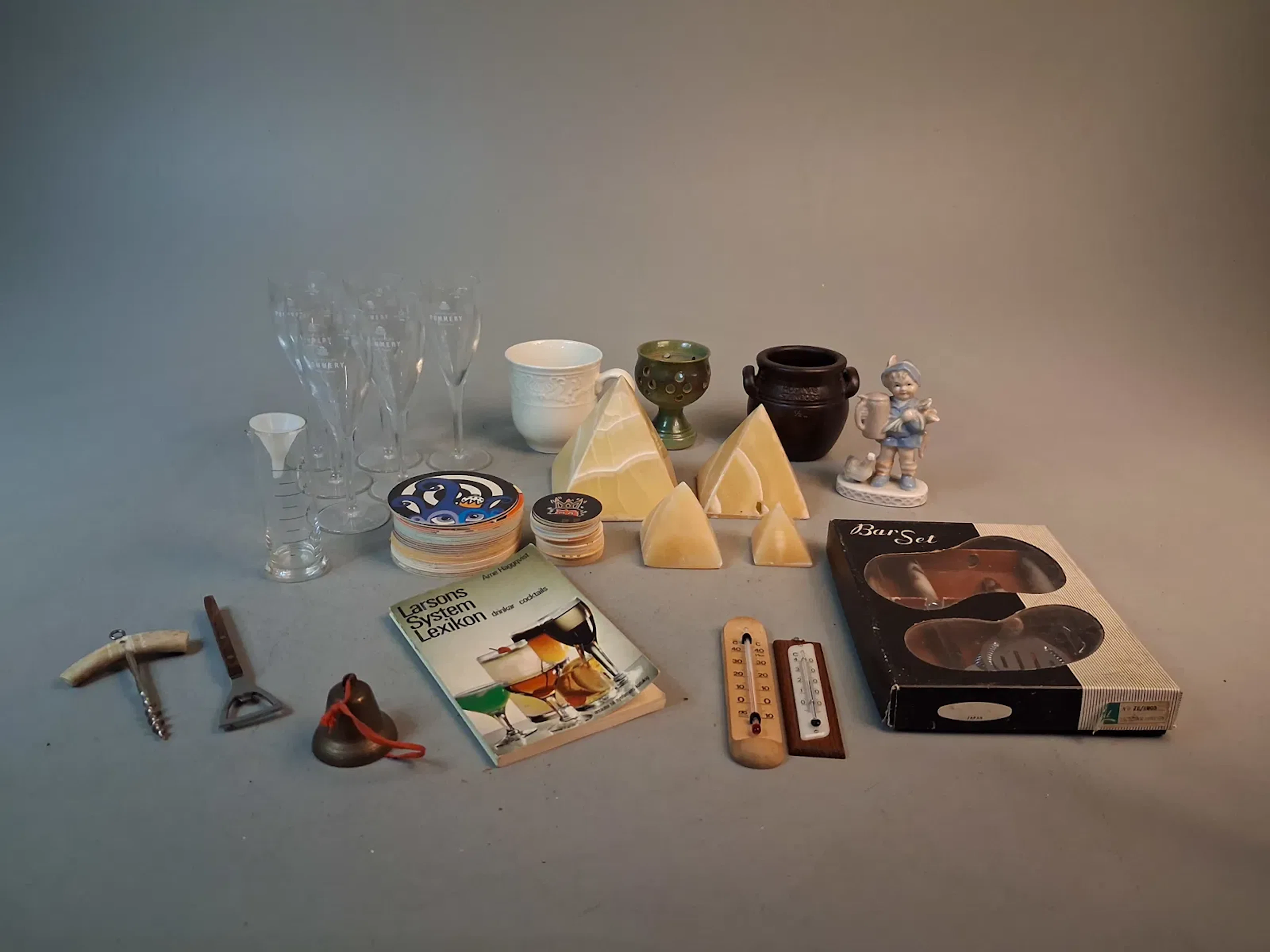 Diverse. Bl.a drinkset, Höganäs krus, Skottorps ljuslykta.