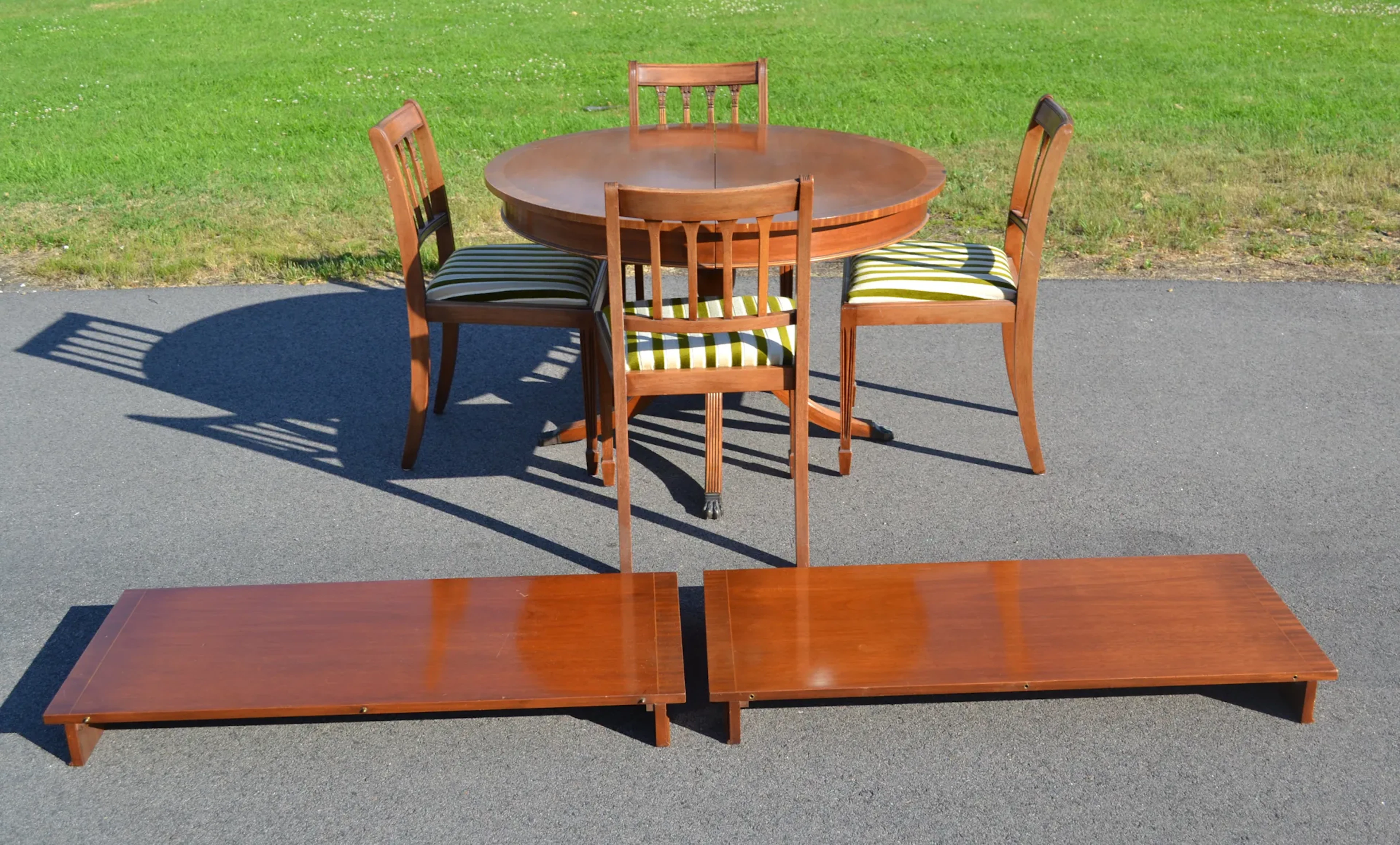 Engelsk matgrupp. JAYCEE FURNITURE, England, bord med 2 iläggsskivor