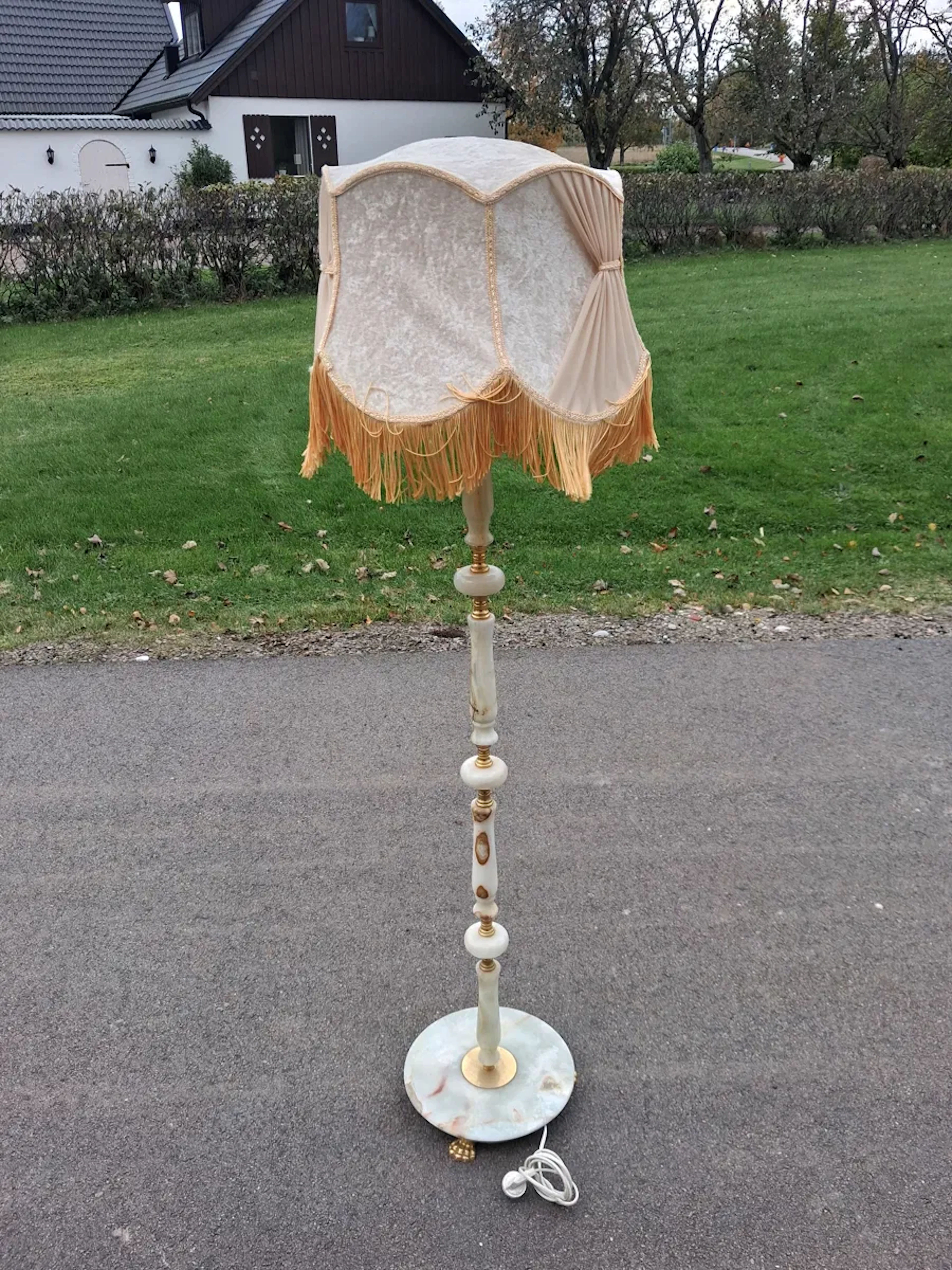 Golvlampa. Onyx & Gulmetall, 1900-talets andra hälft.