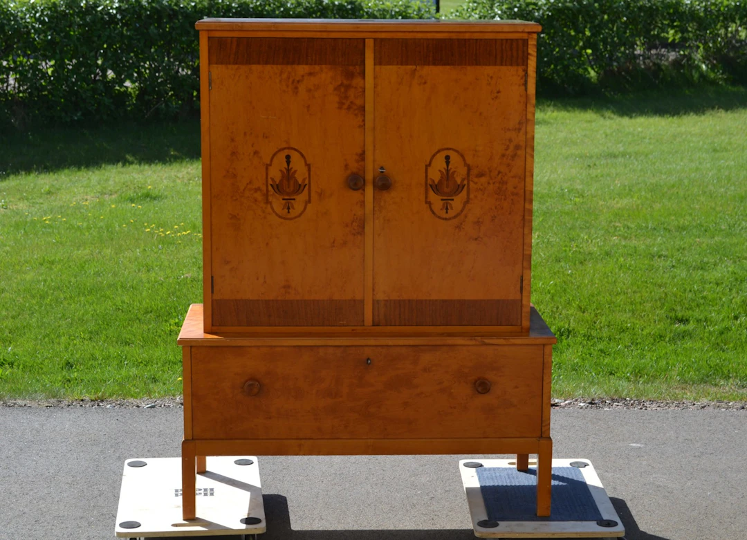 Matsalsskåp. Art Deco, betsad björk, 1930-talet.