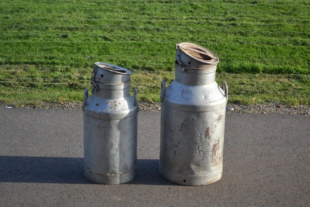 2 Mjölkkannor. Metall, 1900-talet.