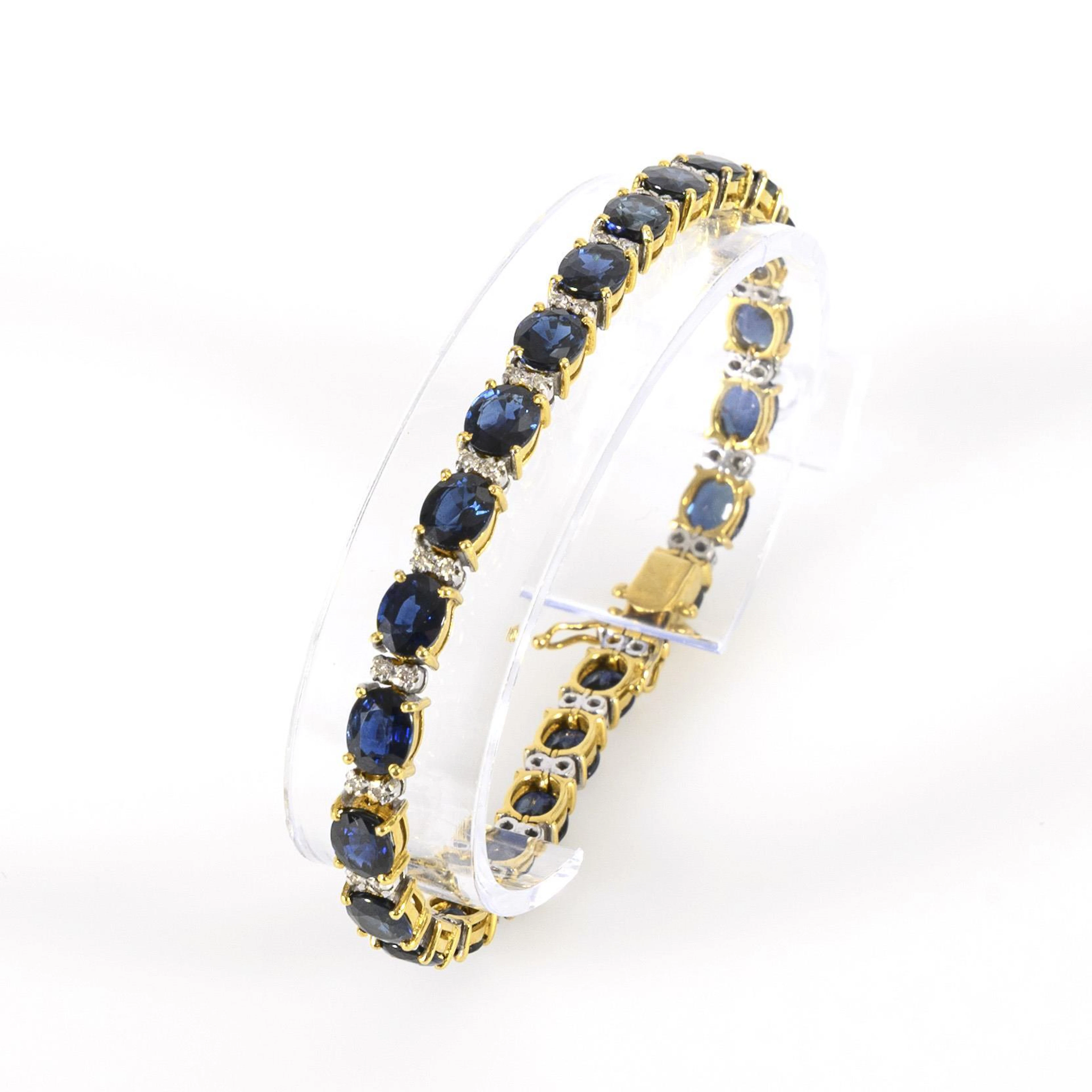 Bicolor bracelet with sapphires and diamonds.